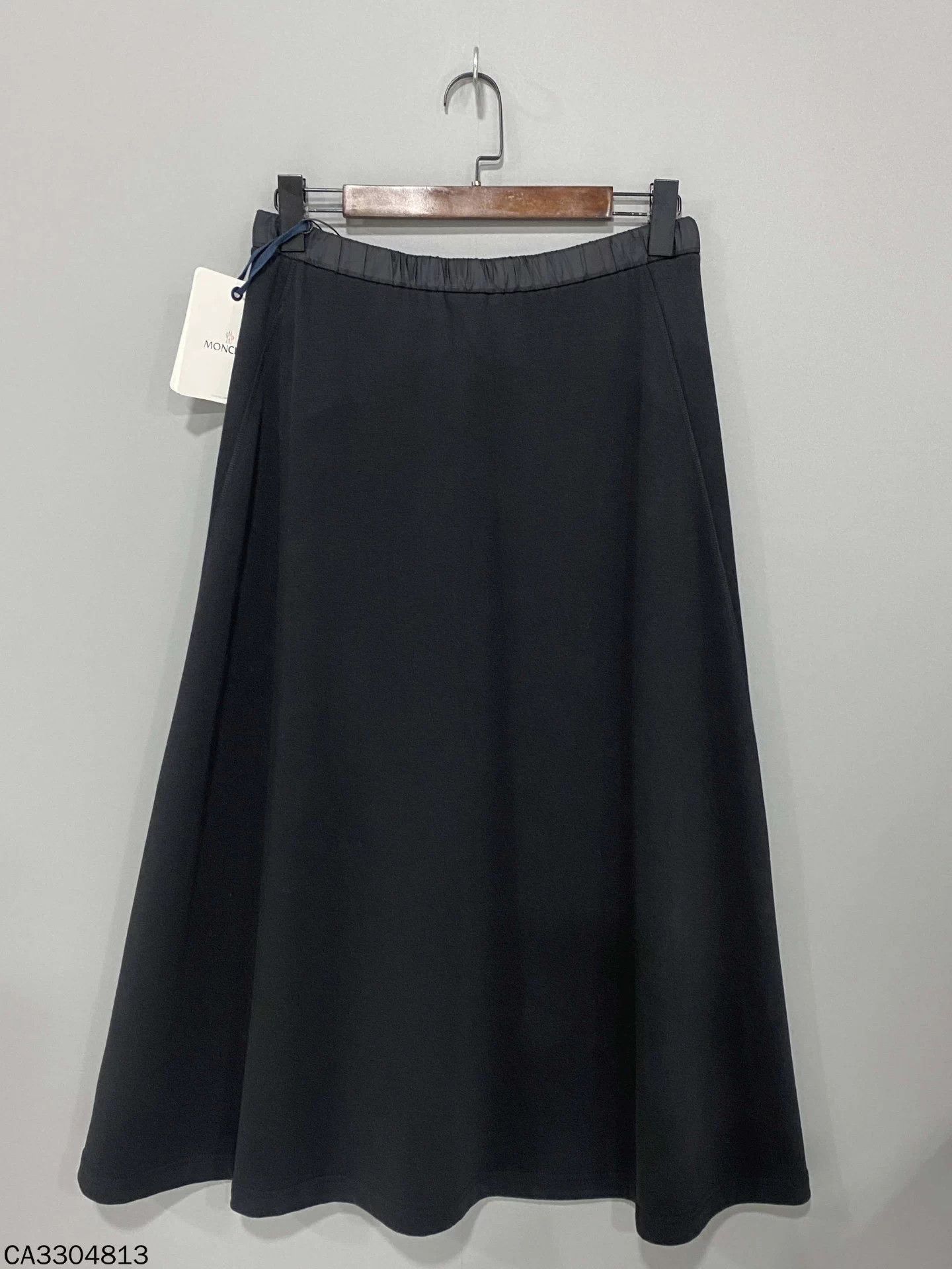 Moncler Moncler logo elastic waist long skirt S new with tags Size S / US 4 / IT 40 - 1 Thumbnail