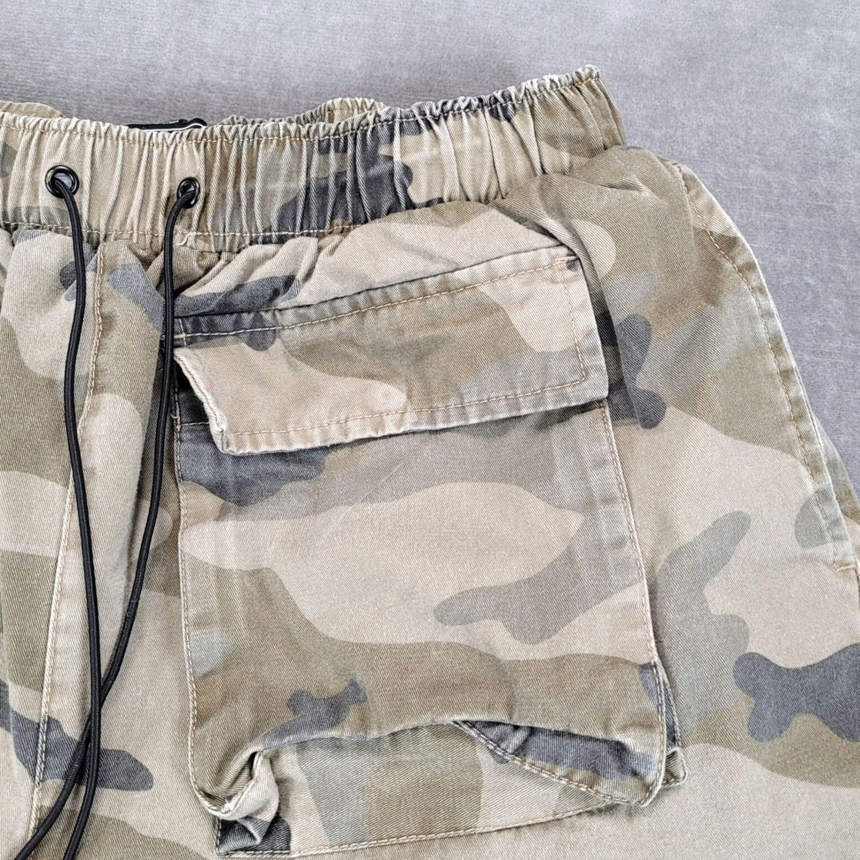 Forever 21 FOREVER 21 Men's Cargo Shorts Camo Elastic Waist Drawstring Large L Green Casual Size US 33 - 3 Thumbnail
