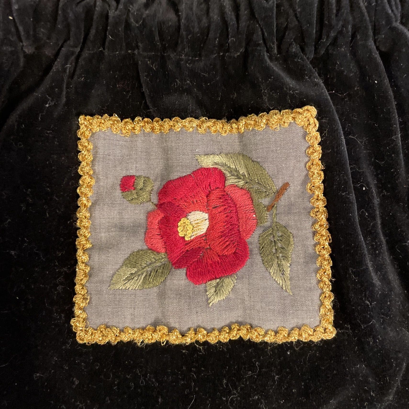 Velvet VINTAGE Black Velvet Gold Detail Red Floral Embroidery Drawstring Pouch Purse Bag Size ONE SIZE - 2 Thumbnail