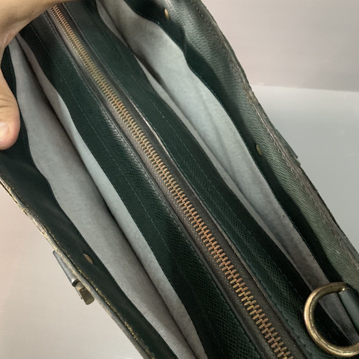 Louis Vuitton Louis Vuitton Taiga Green Briefcase Size ONE SIZE - 18 Thumbnail