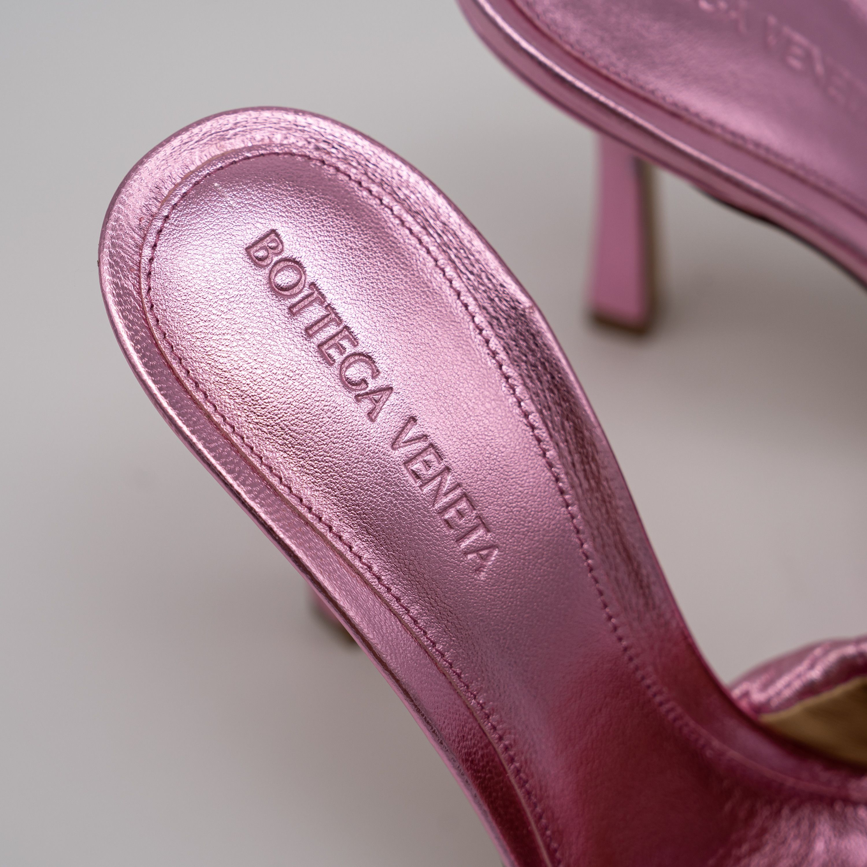 Bottega Veneta 38.5eu Bottega Veneta Pink Metallic Leather Padded Sandals Size US 8.5 / IT 38.5 - 7 Thumbnail