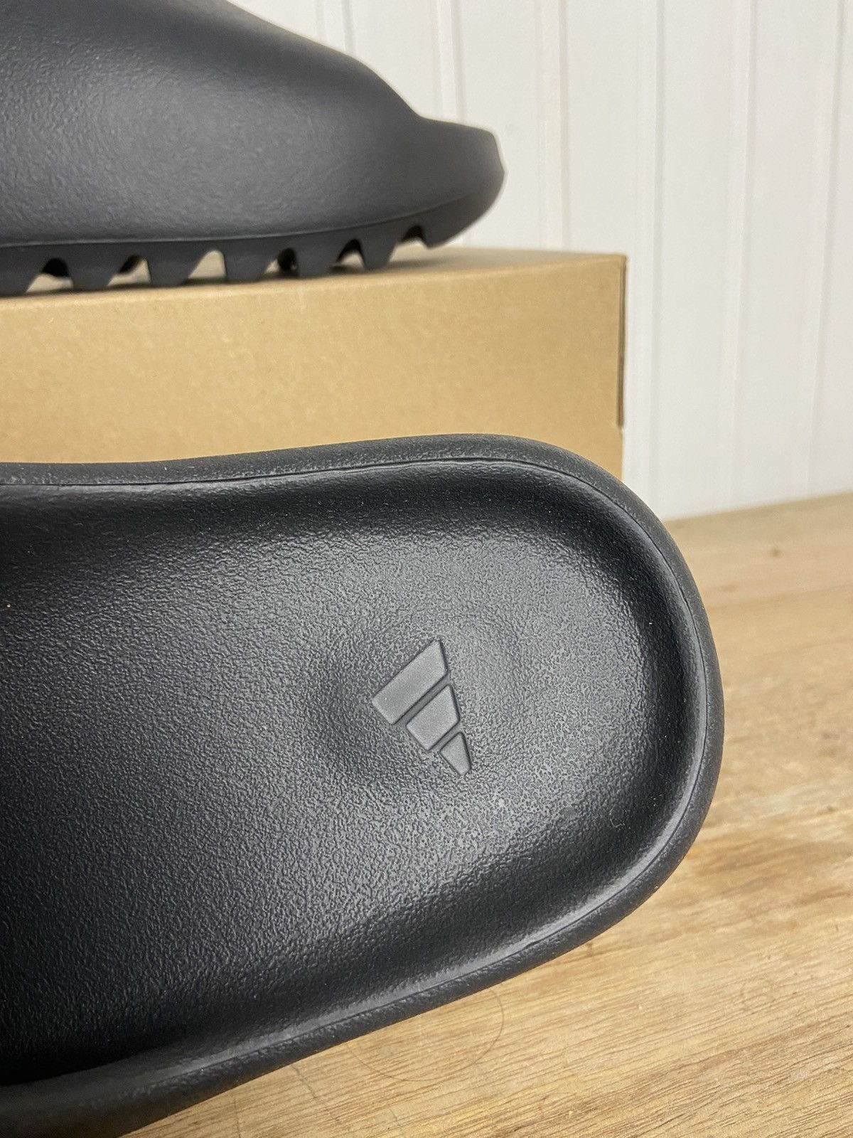 Adidas New adidas Yezzy Slide "Onyx" size us8 Size US 8 / EU 41 - 12 Thumbnail