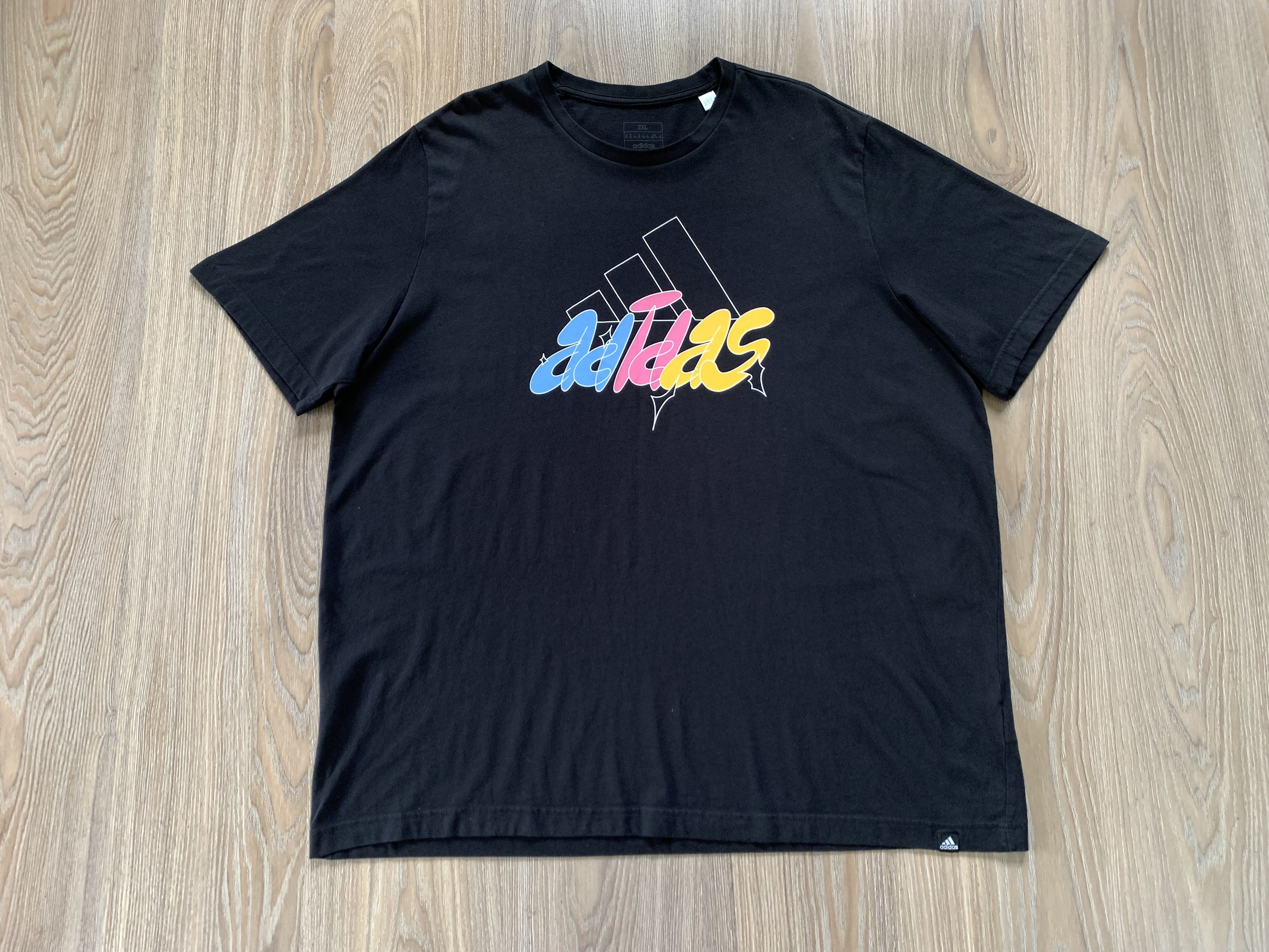 Adidas Adidas Illustrated Badge Graphic Cotton T-Shirt 2024 Size US XXL / EU 58 / 5 - 2 Thumbnail