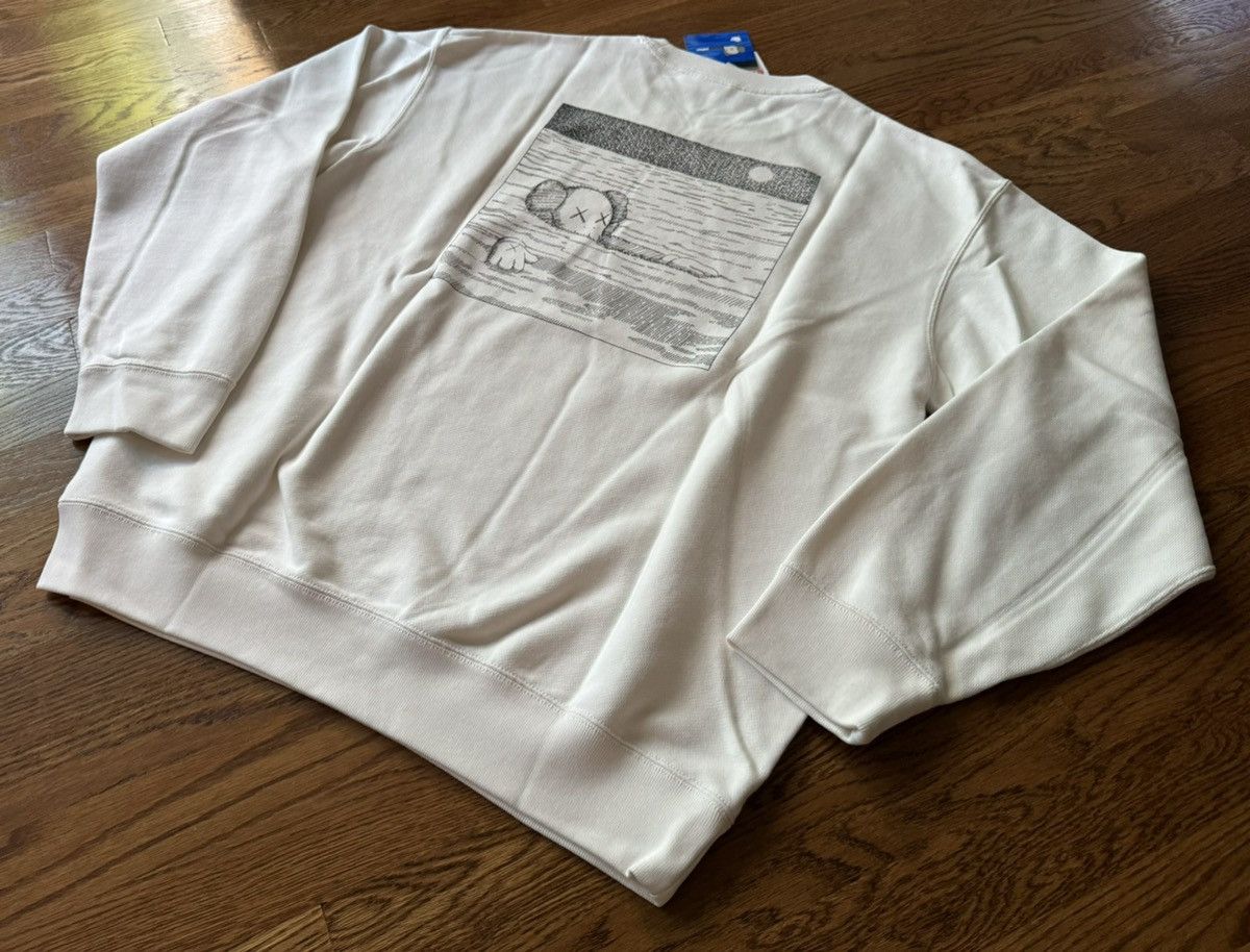 Kaws × Uniqlo Large Kaws Long Sleeve Sweatshirt White Uniqlo UT Peace for Size US L / EU 52-54 / 3 - 3 Thumbnail