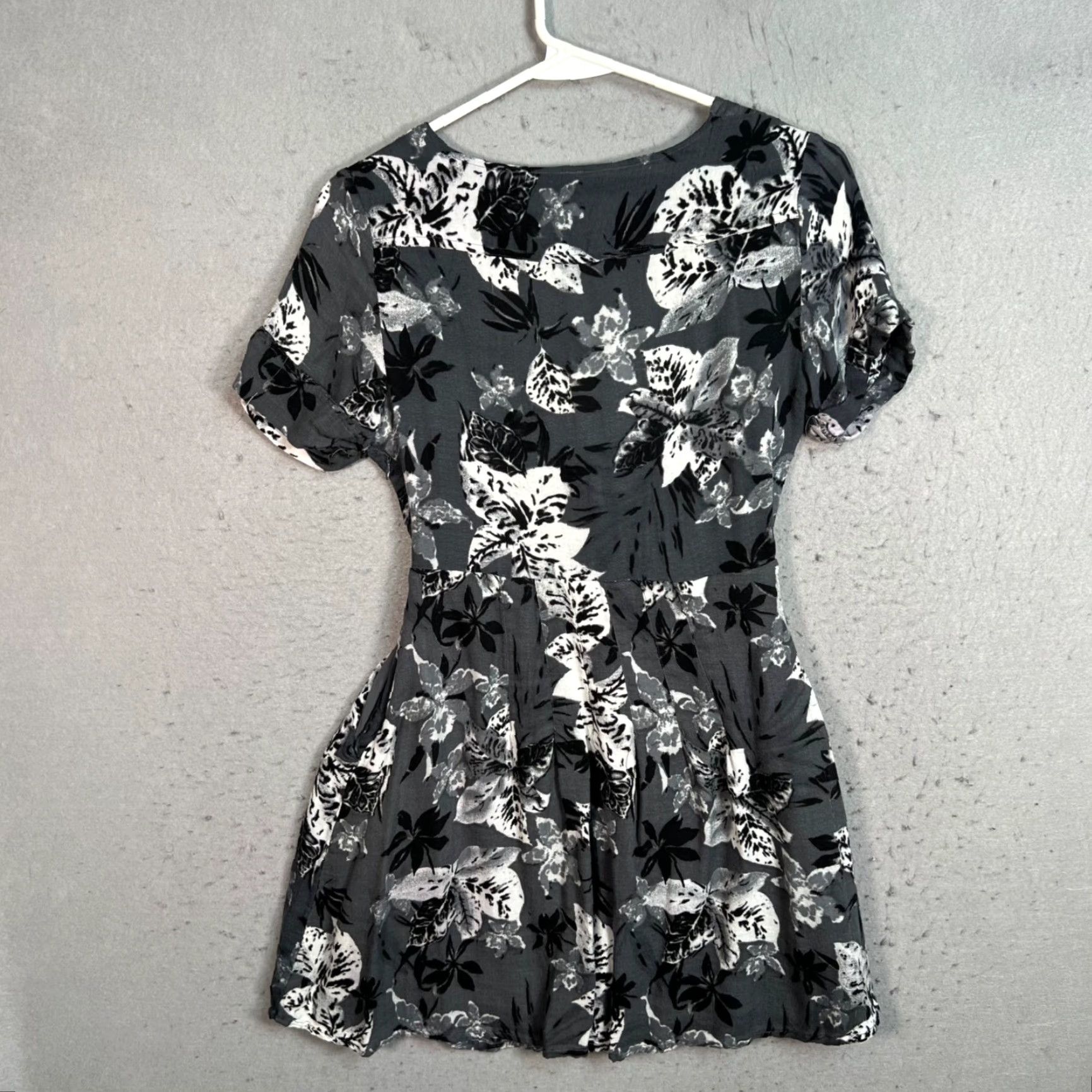 Free People Free People Dress Shirt Womens Small Grey Floral V-Neck A-Line Short Sleeve 2 8/10 Spring Summer Women’s Size 26" / US 2 / IT 38 - 2 Thumbnail