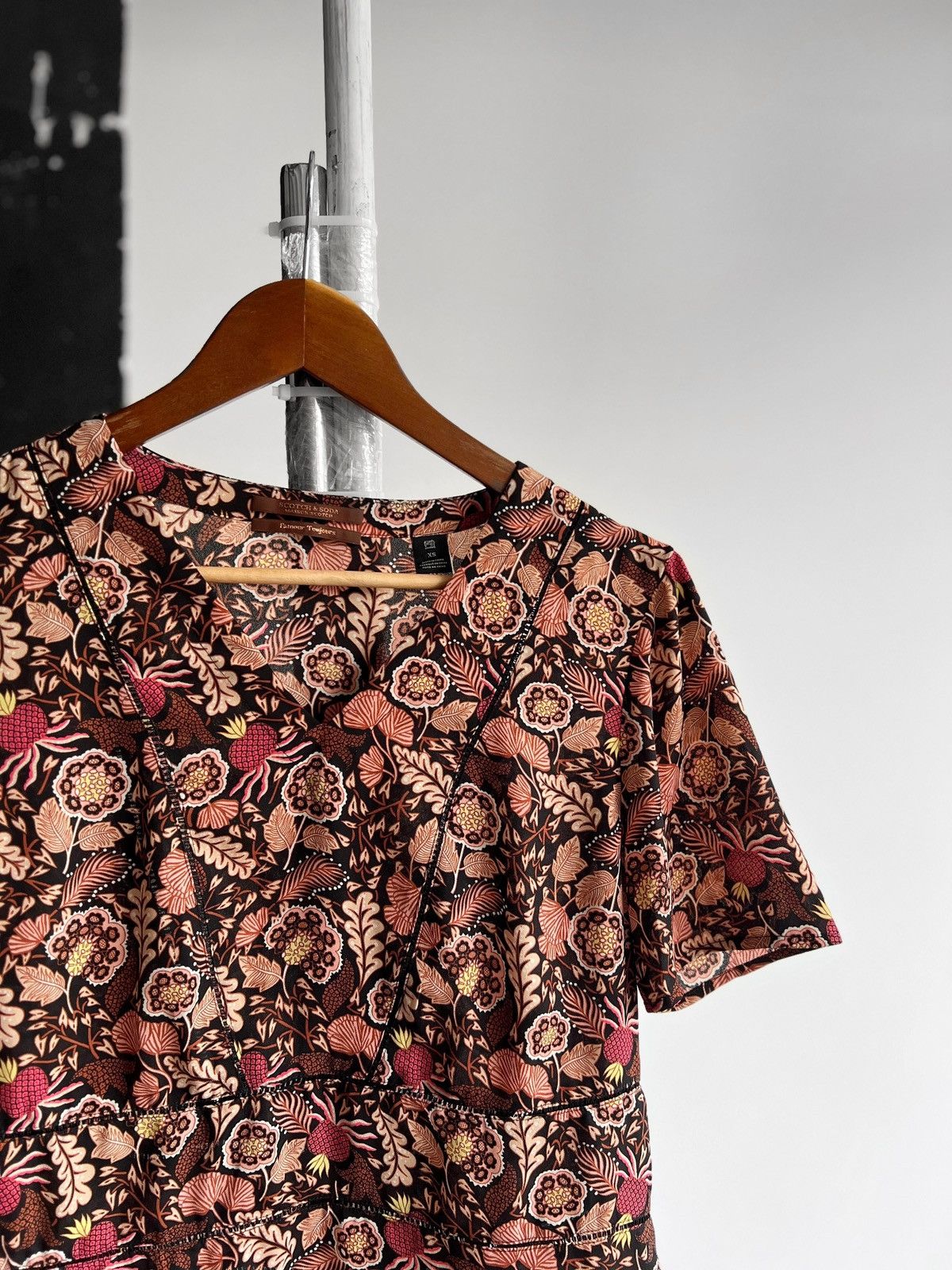 Designer × Scotch & Soda Scotch&Soda Womens Floral Printed Short Sleeve V-Neck Blouse Size XS / US 0-2 / IT 36-38 - 2 Thumbnail