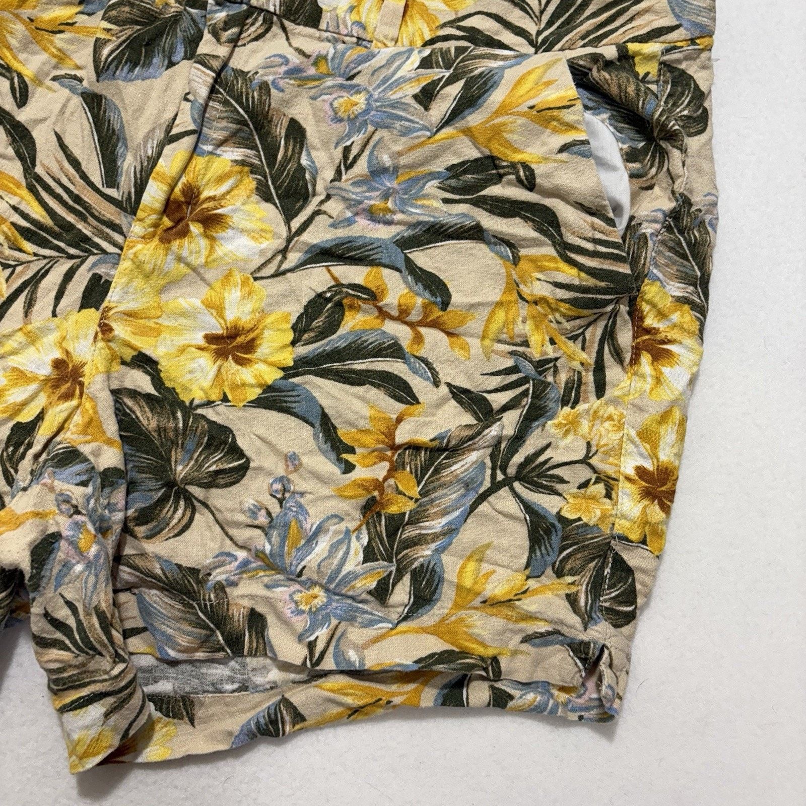 Old Navy Old Navy 20 Everyday Shorts 5" Inseam Yellow Hawaiian Floral Size 42" / US 20 - 4 Thumbnail