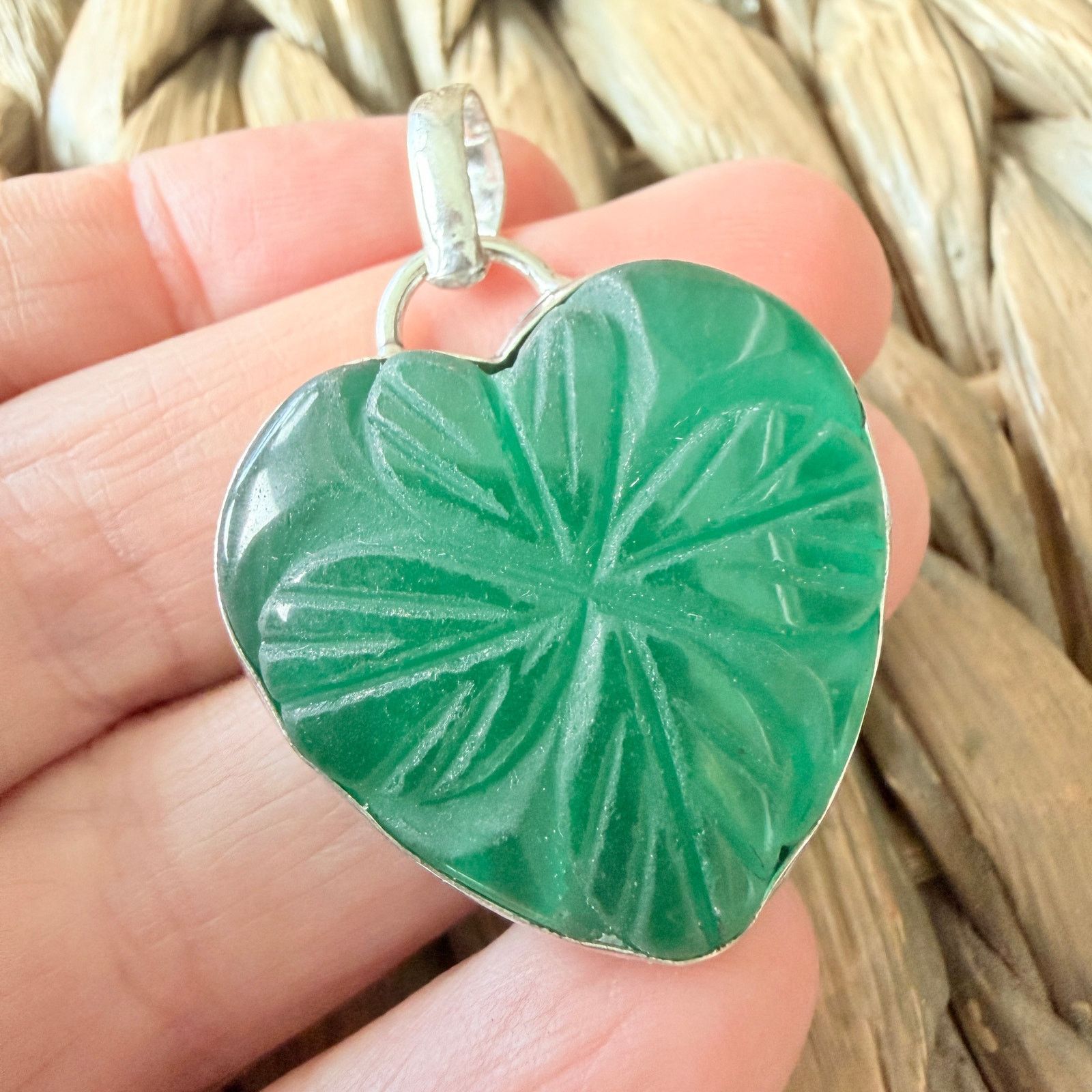 The Unbranded Brand Carved Green Onyx Four Leaf Clover Heart Pendant Size ONE SIZE - 4 Thumbnail