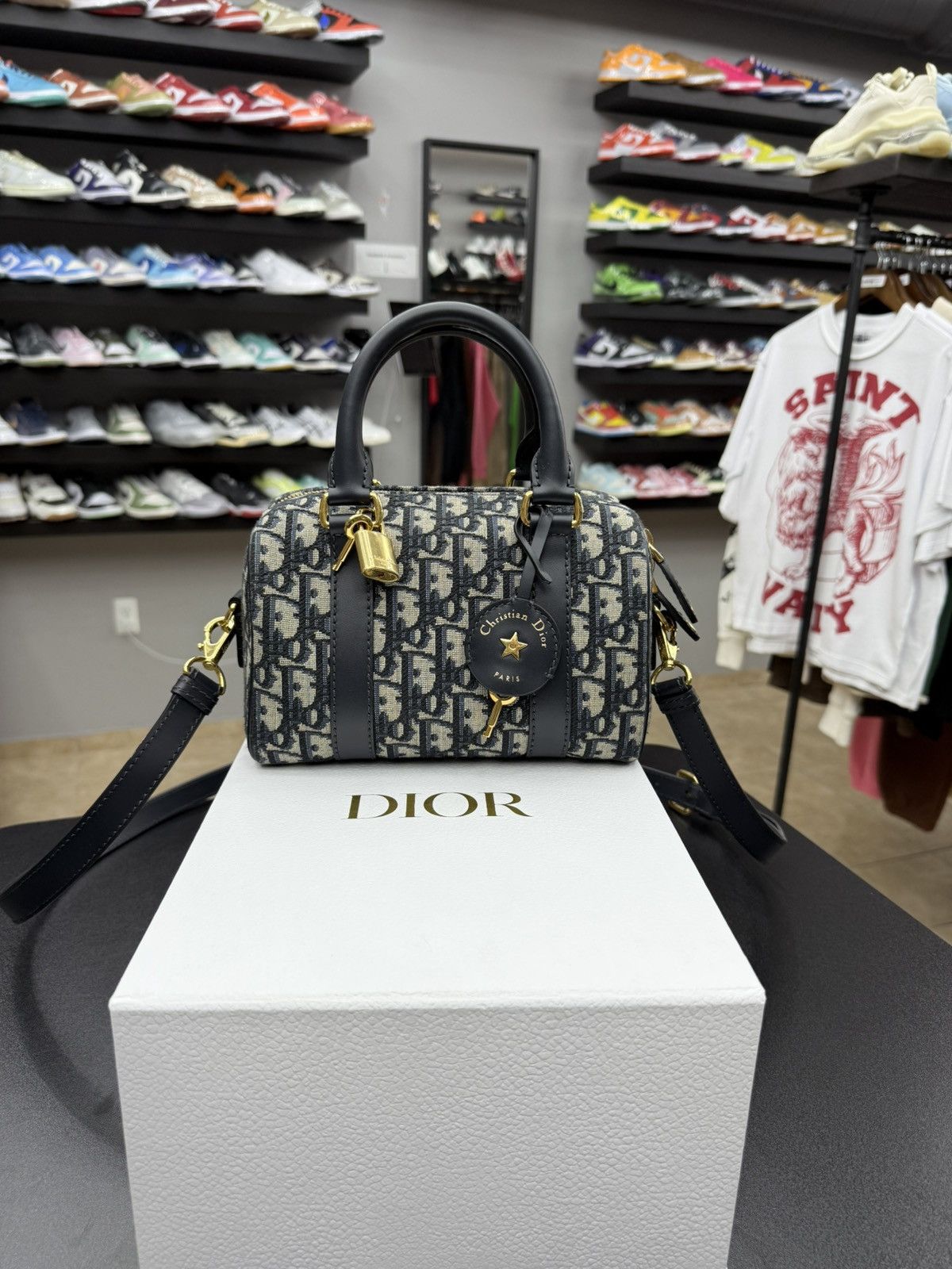 Dior Dior Oblique Groove 20 Bag M1364UTZQ M928 Size ONE SIZE - 1 Thumbnail