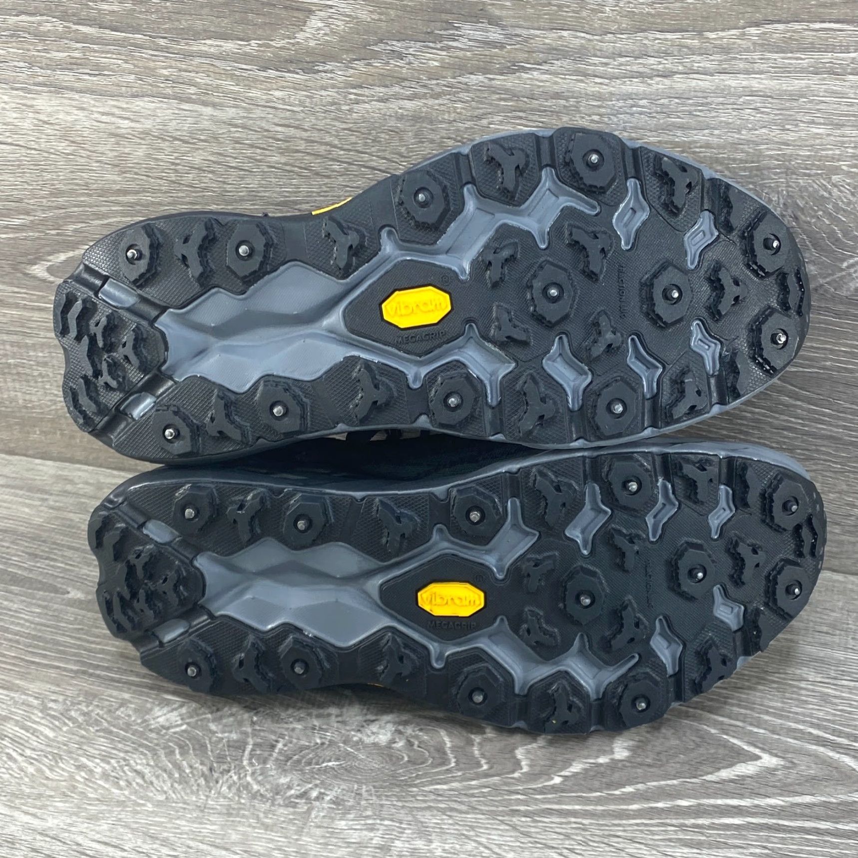 Vintage HOKA One Mens Speedgoat 5 GTX Spike Gore Tex Black Vibram 1133550 NEW Size ONE SIZE - 7 Thumbnail