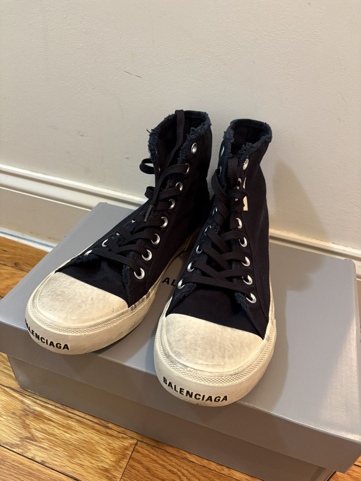 Balenciaga Balenciaga Distressed Sneakers Size US 8.5 / EU 41-42 - 1 Thumbnail