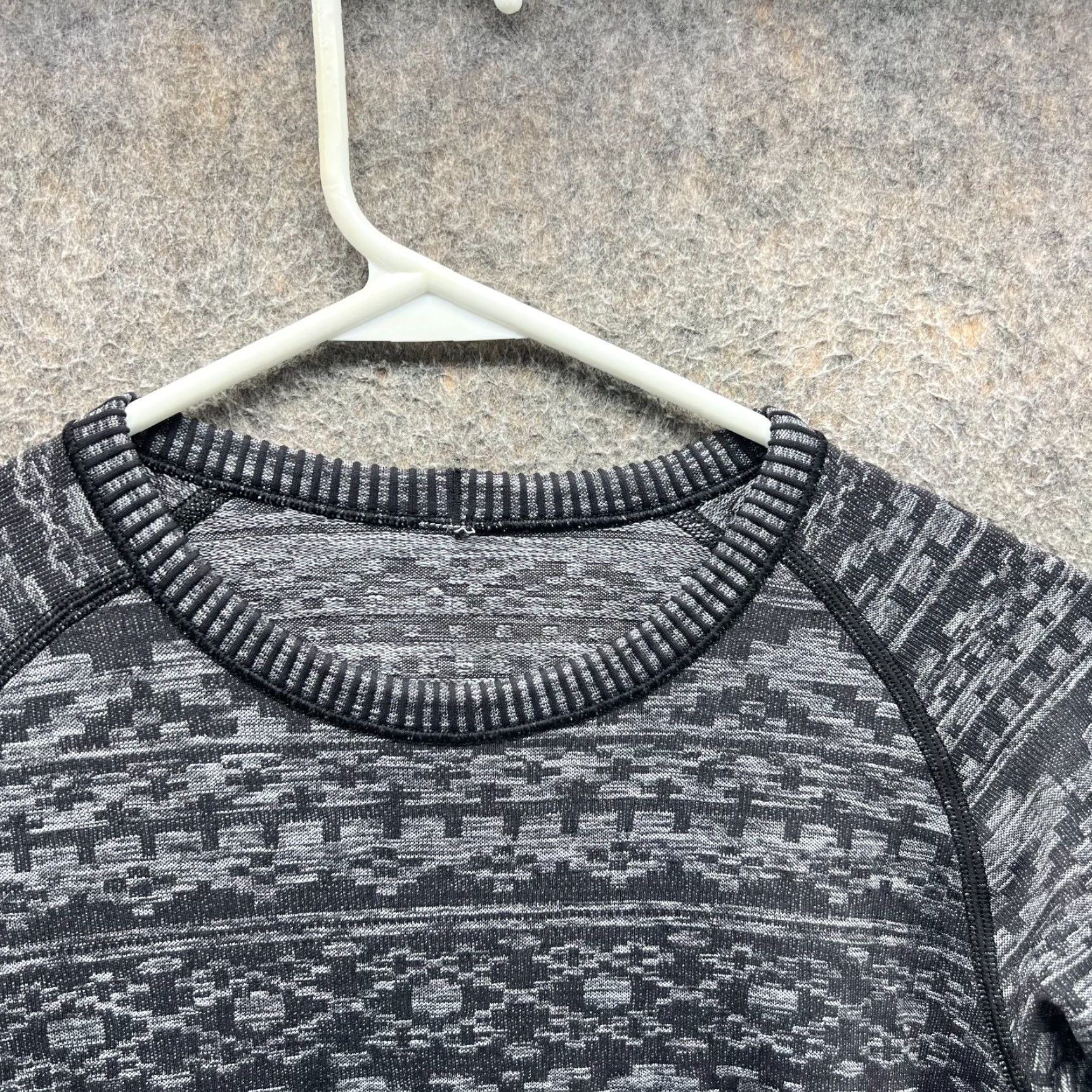 Lululemon Lululemon Shirt Women 0 Gray Black Geometric Fair Isle Thumbholes Aztec Print Shirt Long Sleeve Nike Shirt Size XS / US 0-2 / IT 36-38 - 6 Thumbnail