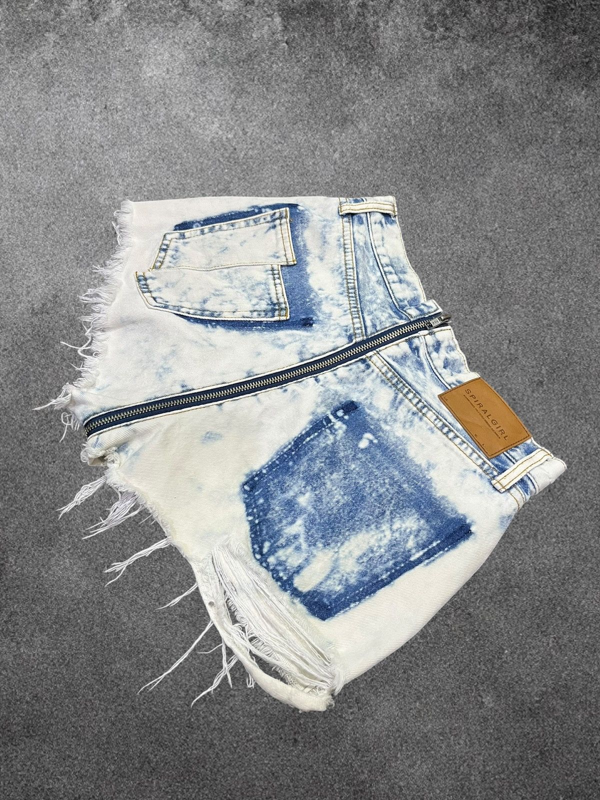 Fashion Victim Spiral Girl Split Zip Distressed Bleach Denim Hot Pants Size 25" / US 0 / IT 36 - 7 Thumbnail