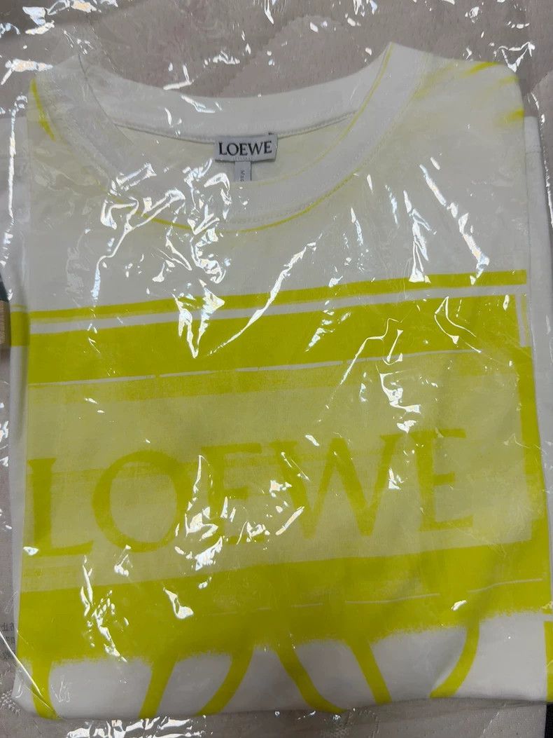 Loewe LOEWE Female letter logo large white short sleeve T-shirt Size S / US 4 / IT 40 - 1 Thumbnail