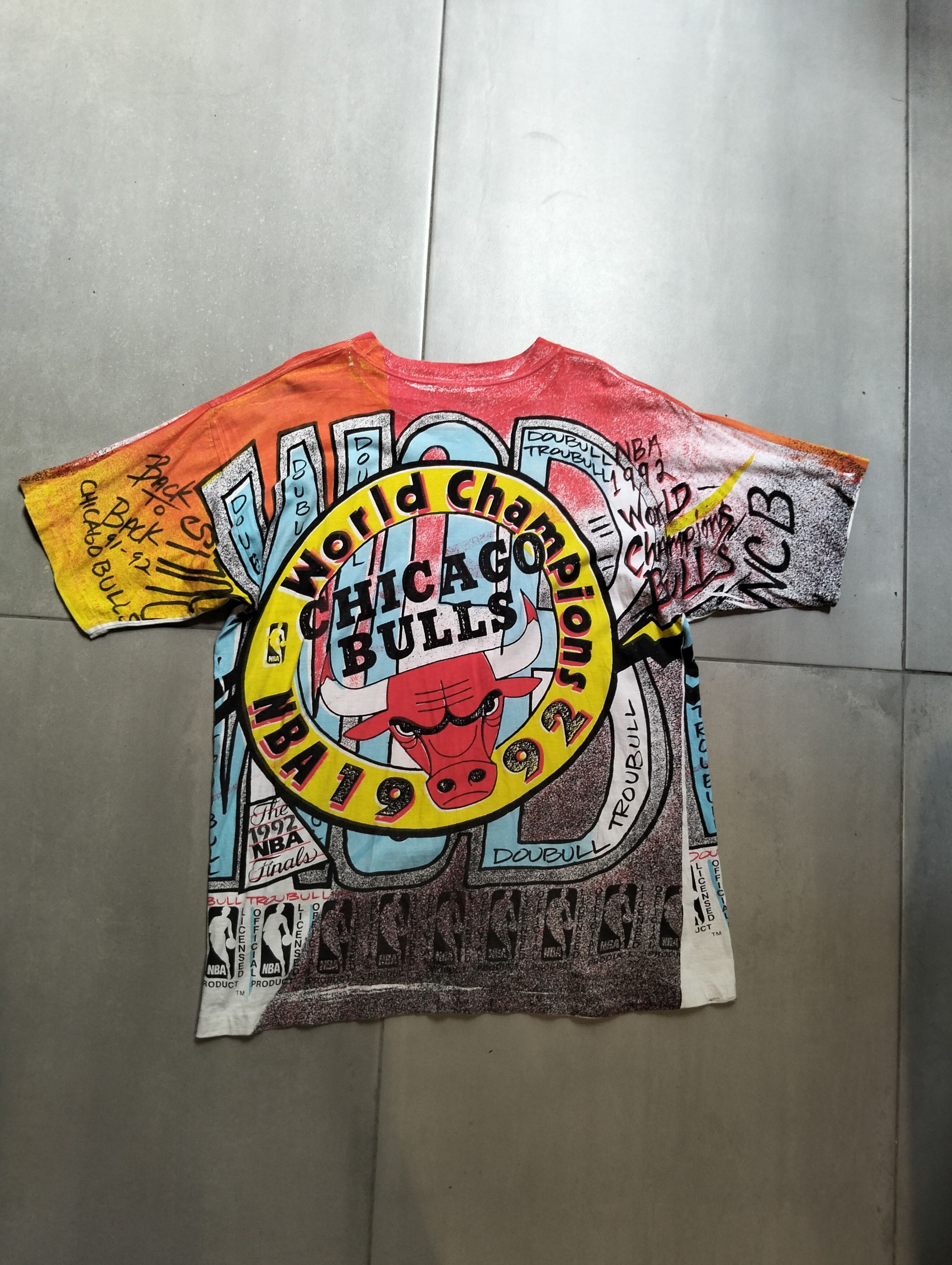 Vintage Vintage 1992 Chicago Bulls All over print t shirt Size US L / EU 52-54 / 3 - 2 Thumbnail