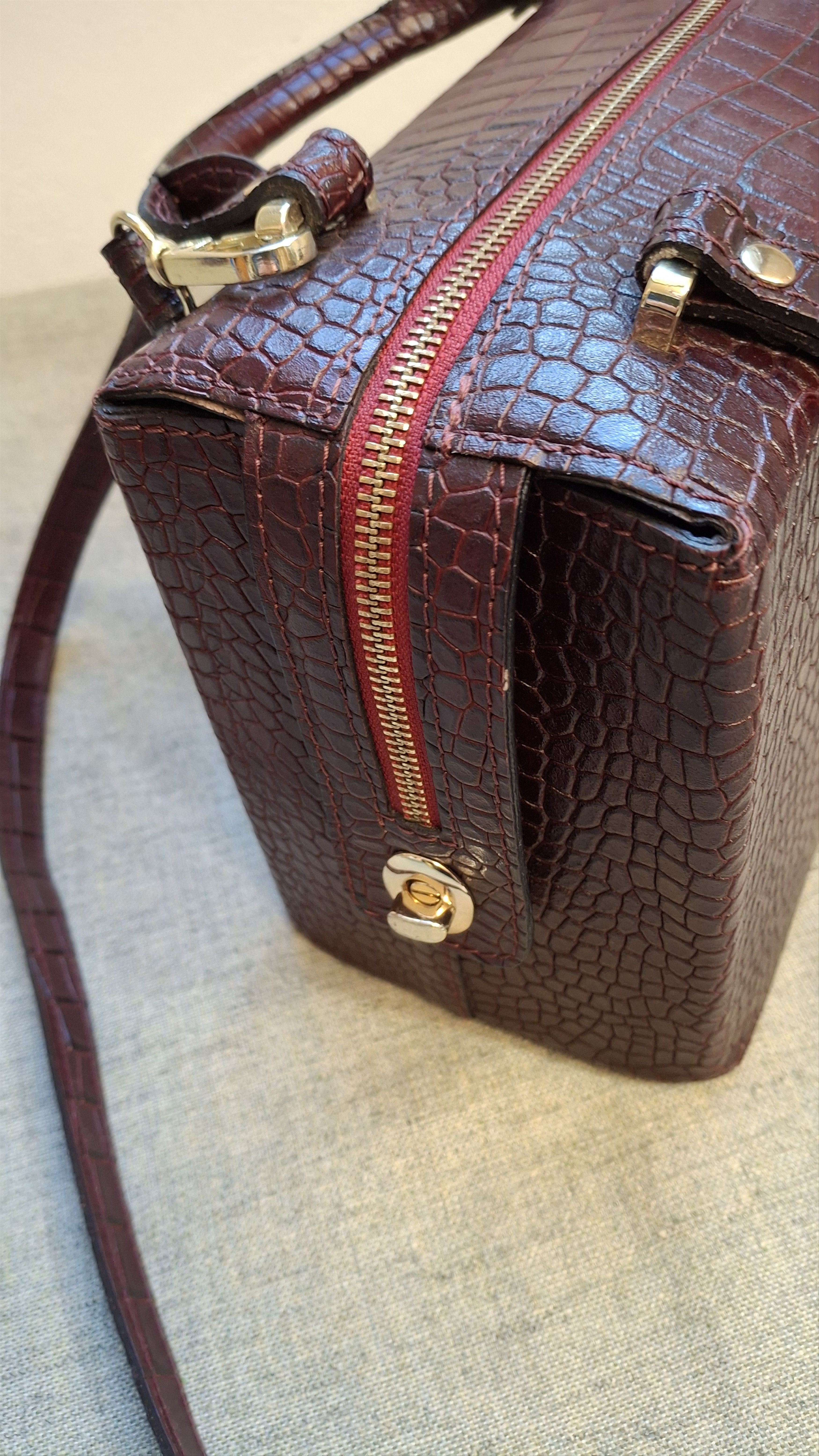 Vintage Avant-Garde Burgundy Croc Doctor Bag: Pristine Y2K Size ONE SIZE - 4 Thumbnail