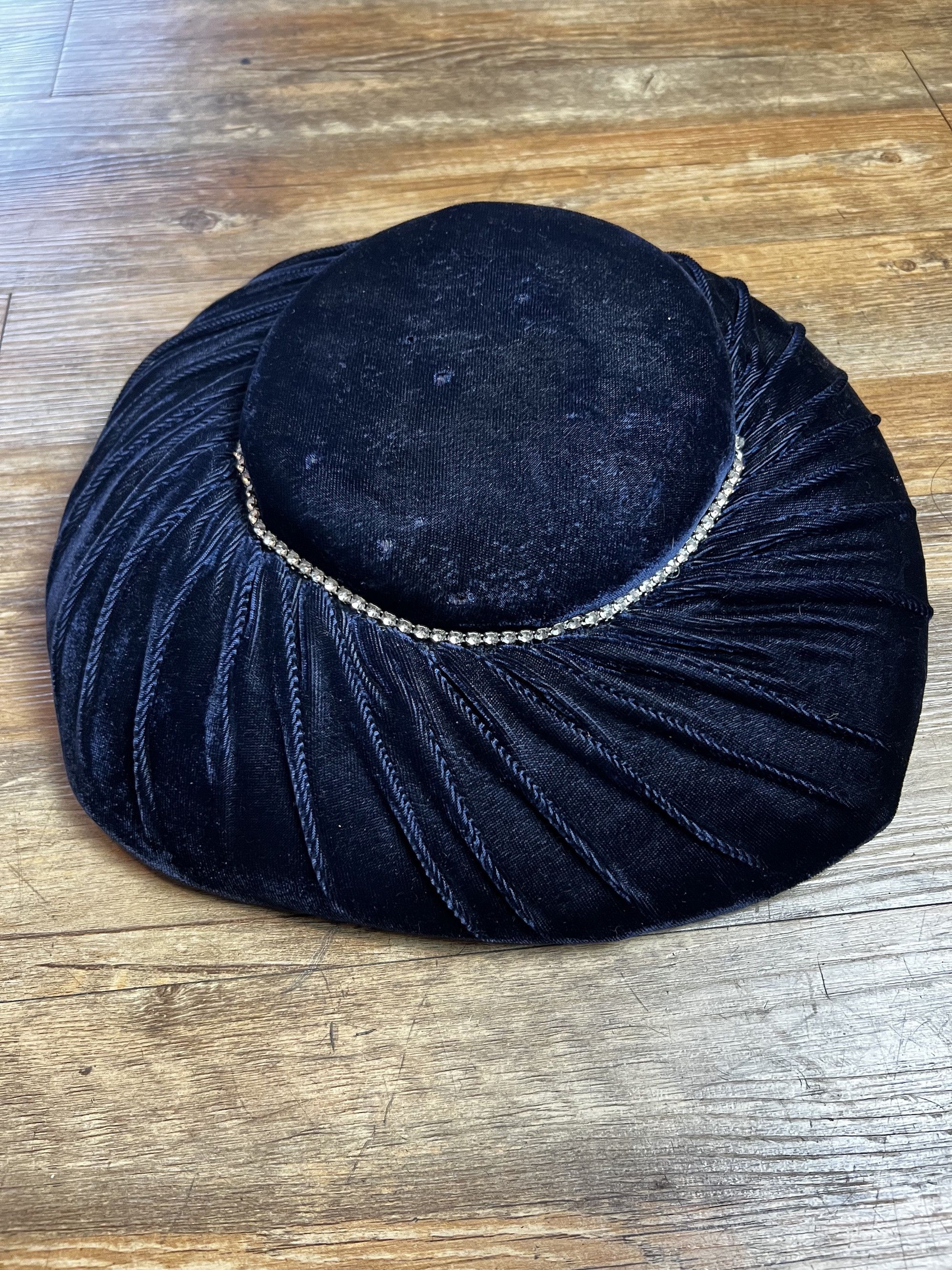 Vintage Vintage 1950s Wide Brim Velvet Platter Hat w Rhinestone Trim Size ONE SIZE - 7 Thumbnail