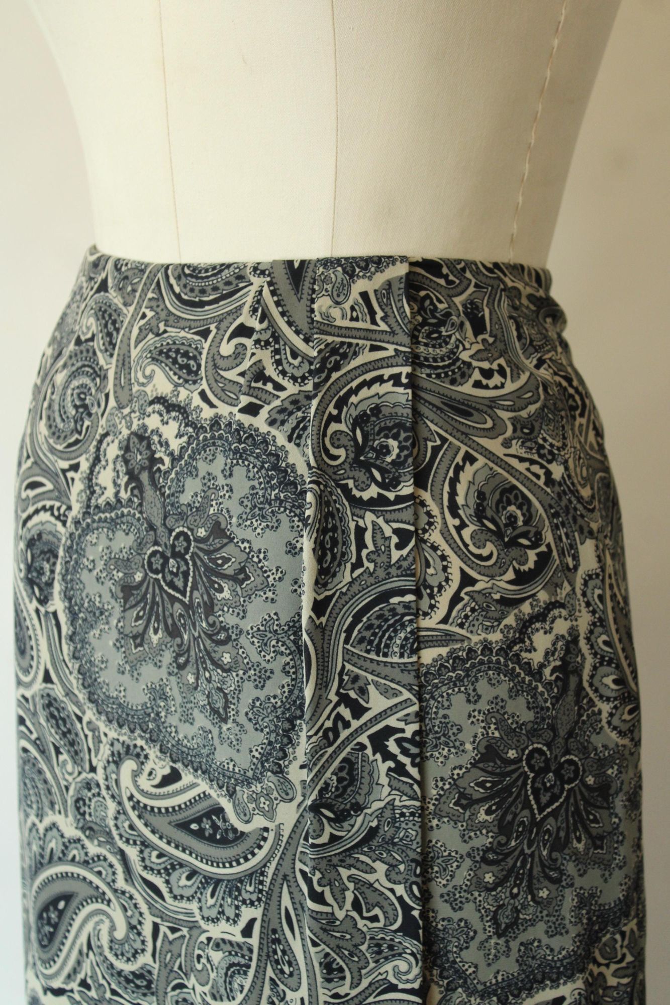 Vintage Vintage 1990s 2000s Skirt, Chaus Navy Blue Pencil Faux Wrap Size 27" / US 4 / IT 40 - 6 Thumbnail