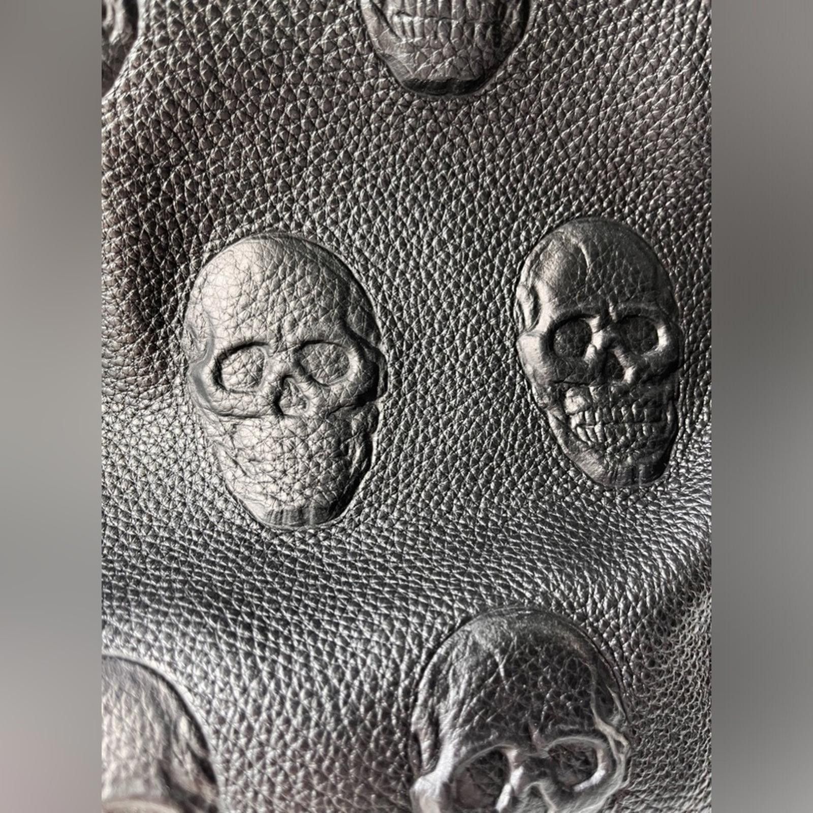 Designer IO Pelle Black Skull Embossed Crossbody Bag NWT Size ONE SIZE - 4 Thumbnail