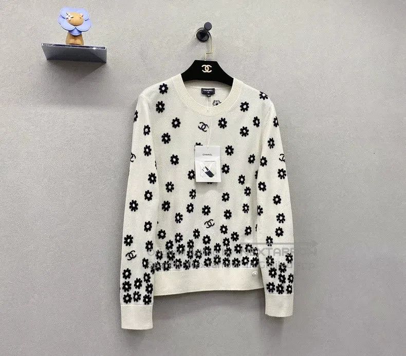 Chanel Chanel White small flower sweater Size S / US 4 / IT 40 - 3 Thumbnail