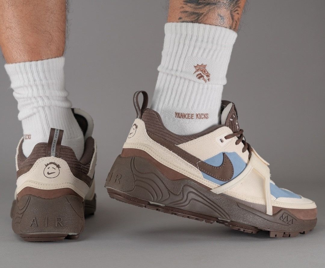 Nike × Travis Scott Travis Scott x Nike Zoom Field Jaxx Leche Blue Size US 11.5 / EU 44-45 - 2 Thumbnail