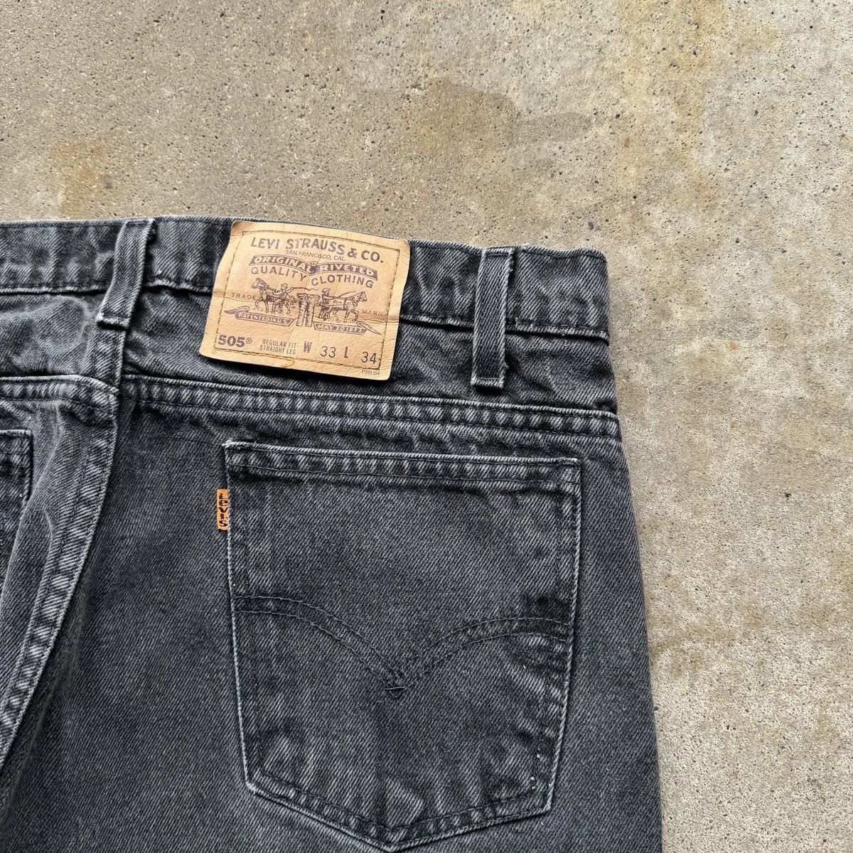 Vintage Vintage 90s Levi's 505 Faded Black Orange Tab Denim Jeans Size US 33 - 8 Thumbnail