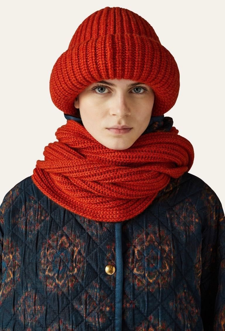 Loro Piana o1srvl11e0325 FAN2759 Size: OS / Hooded Scarf in Crimson Red Size ONE SIZE - 2 Thumbnail