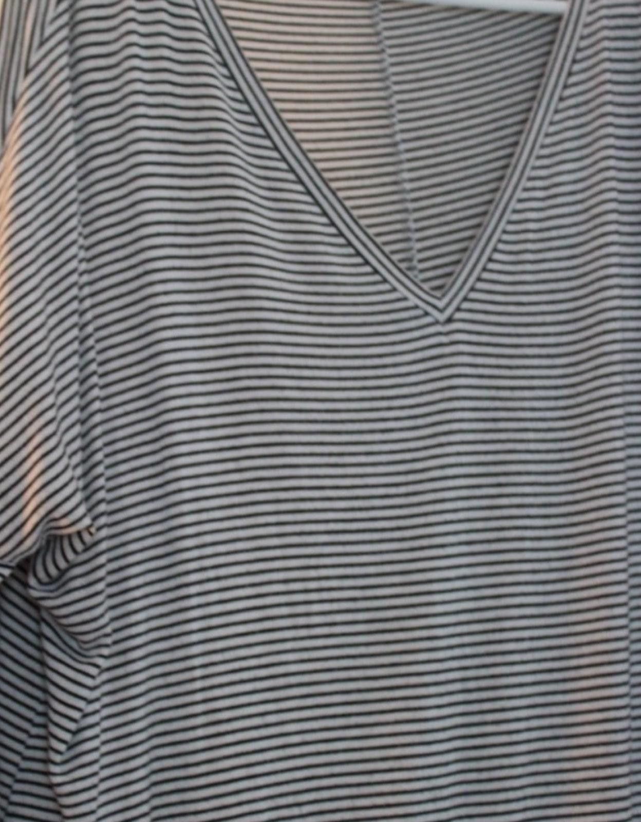 American Eagle Outfitters American Eagle Jegging Black & White Striped V-Neck Shirt M Size M / US 6-8 / IT 42-44 - 2 Thumbnail