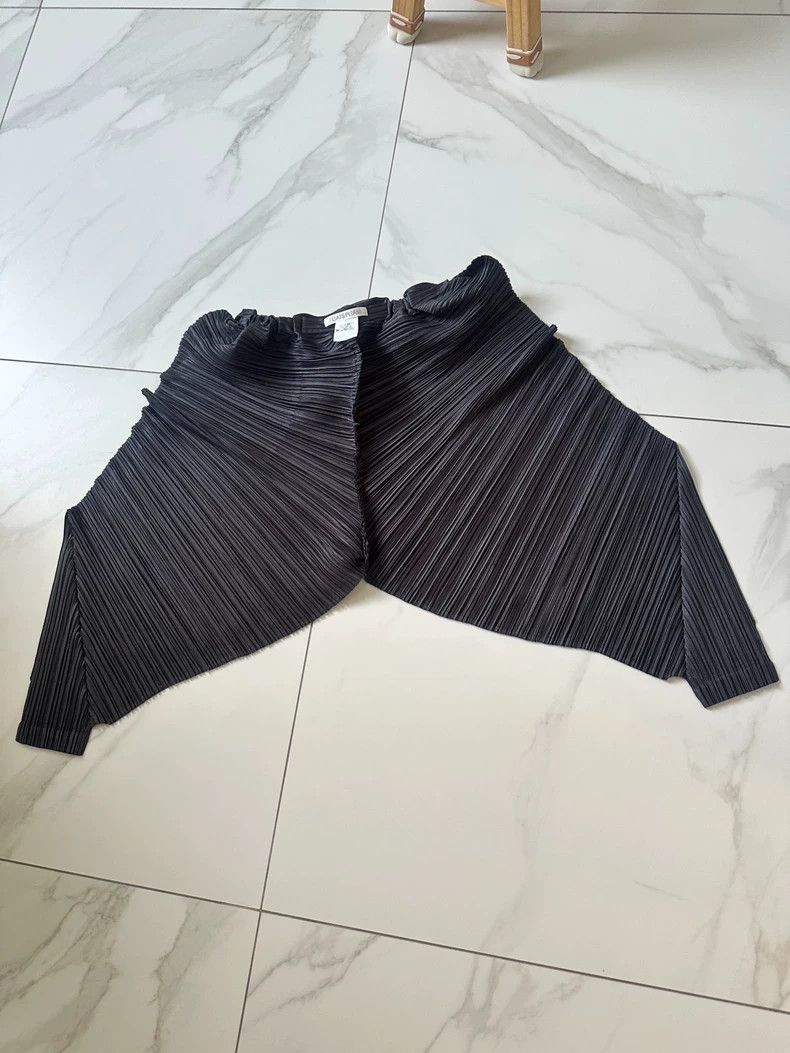 Issey Miyake Issey Miyake size:3 Black pleated chicken leg shorts Size 31" - 3 Thumbnail