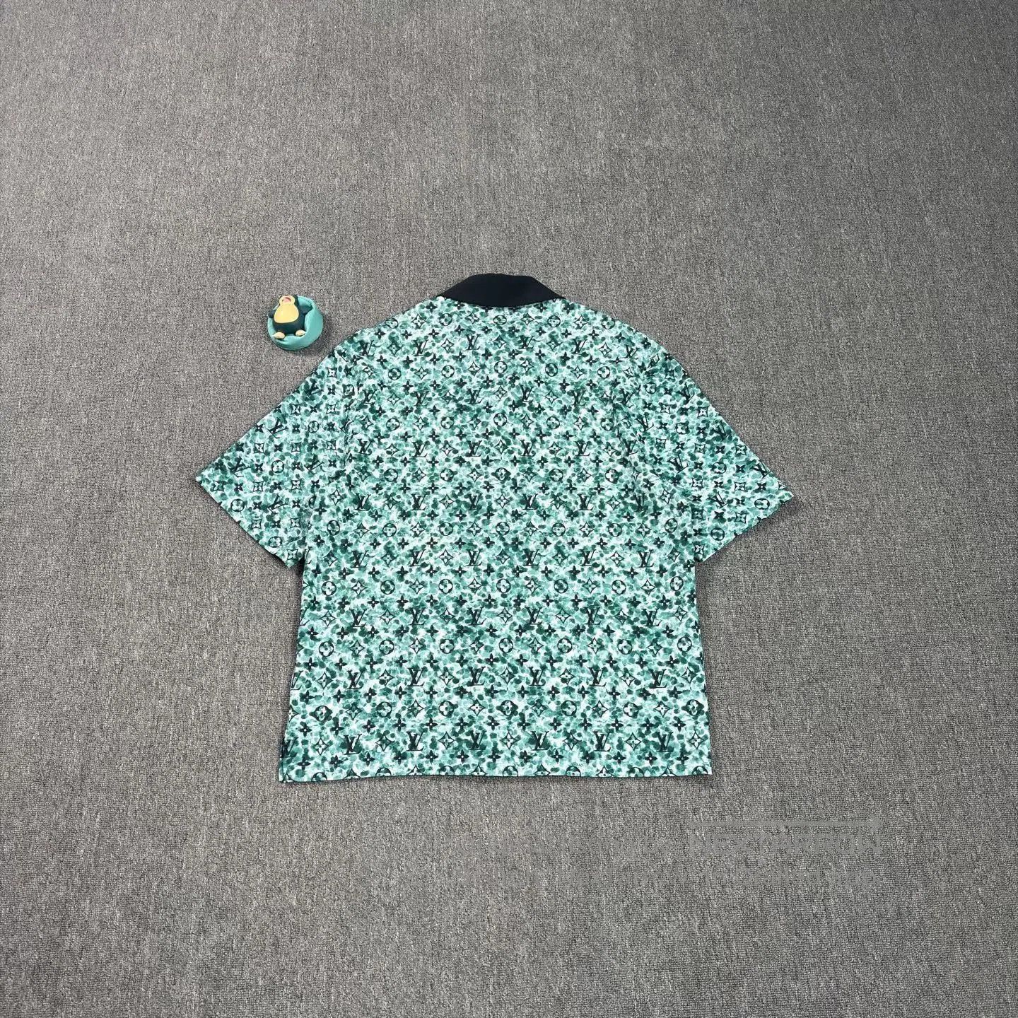 Louis Vuitton LV Green Tapestry Print Short-Sleeve Shirt. Size US XL / EU 56 / 4 - 2 Thumbnail