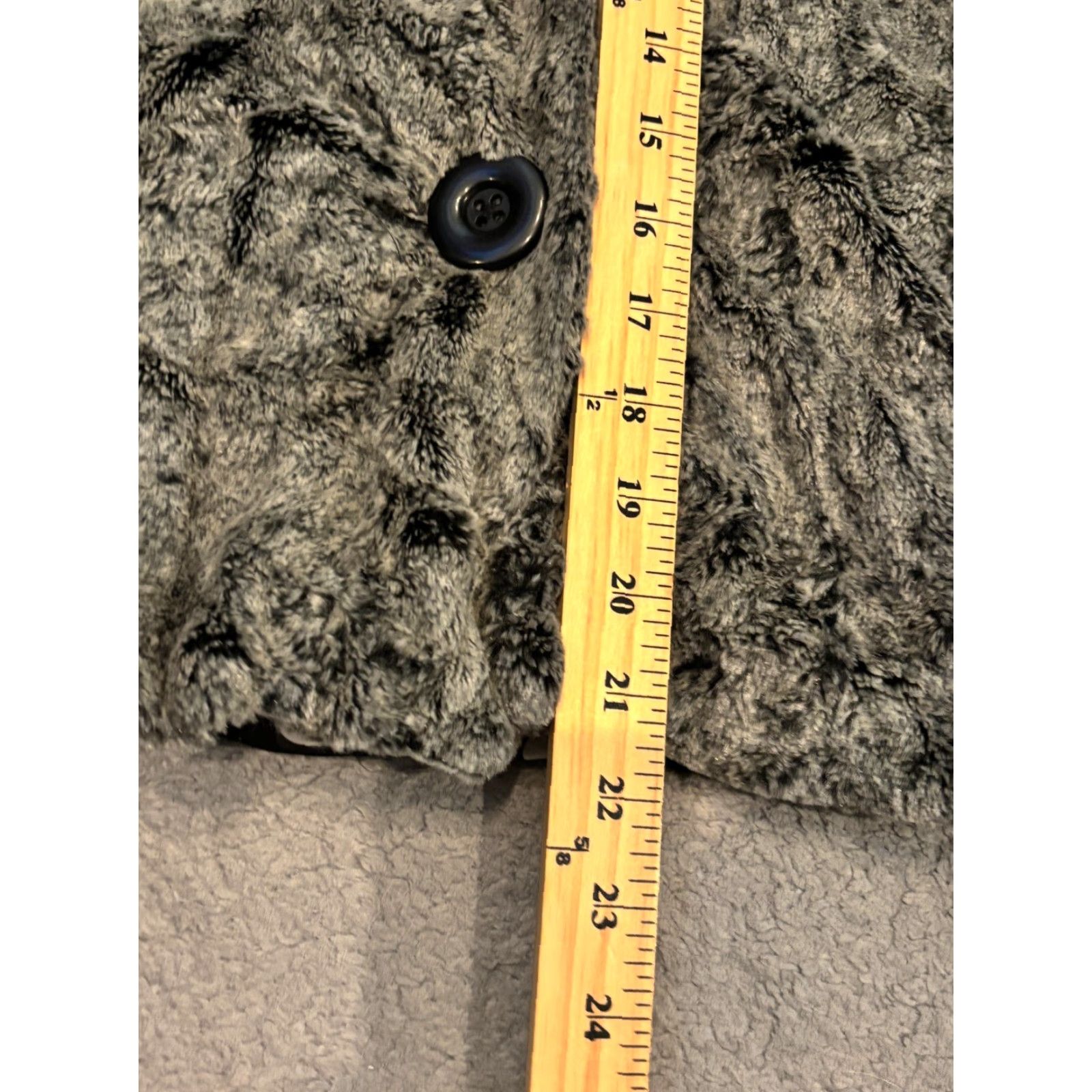 Vintage CAbi #626 Chinchilly Soft Faux Fur Button Down Wide Collar Womens Medium Jacket Woman Regular Grey Chinchilly Faux Fur Size M / US 6-8 / IT 42-44 - 4 Thumbnail