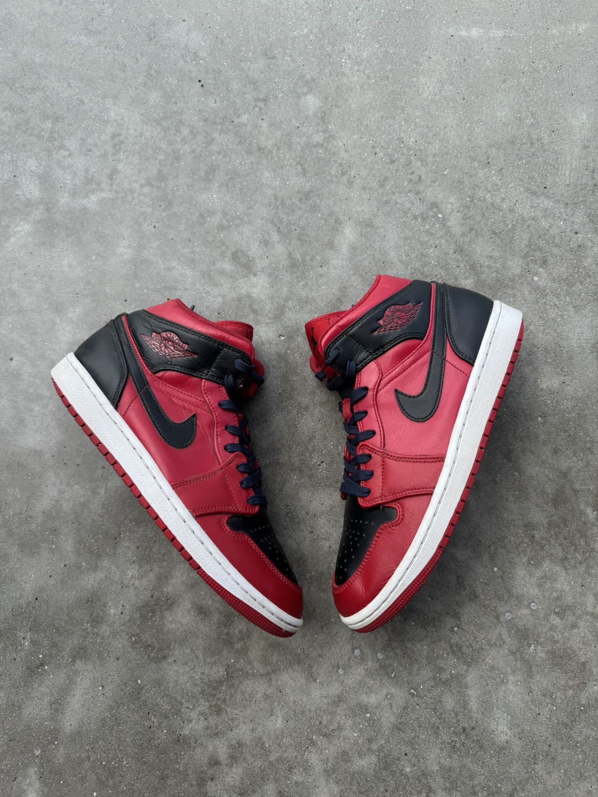 Nike Nike Air Jordan 1 Mid Reverse Bred 2021 Hype Streetwear Size US 8.5 / EU 41-42 - 2 Thumbnail