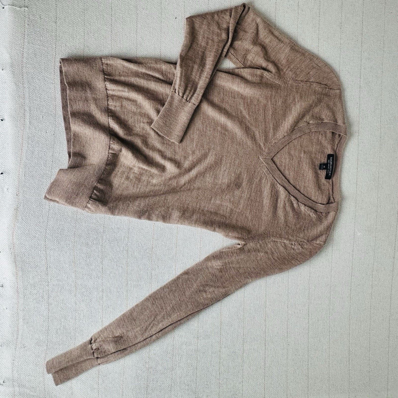 Banana Republic Banana Republic 100% Extra Fine Merino Wool V Neck Sweater Size M / US 6-8 / IT 42-44 - 2 Thumbnail