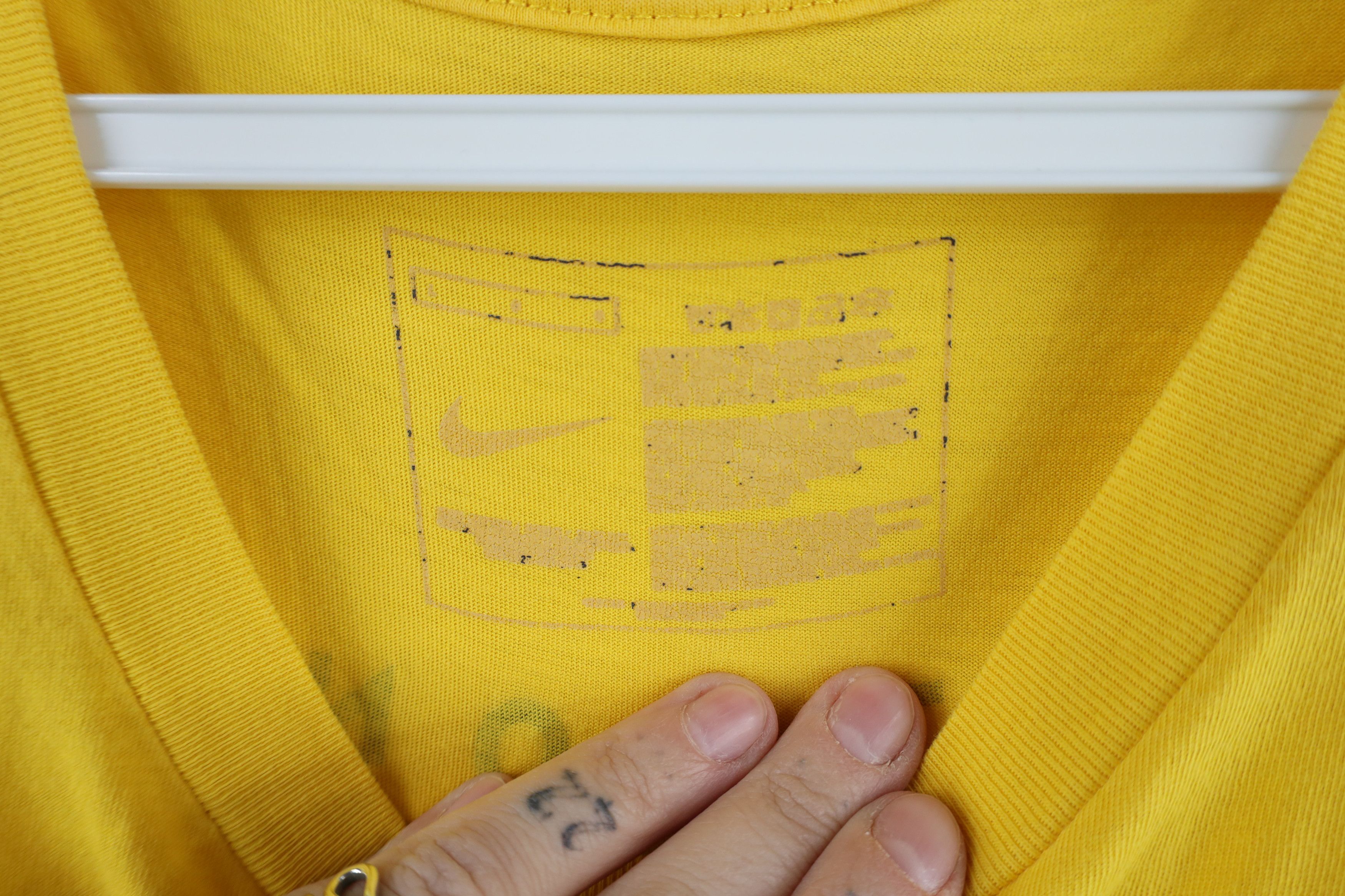 Nike Vintage Nike Livestrong Lance Armstrong Swoosh T-Shirt Size US L / EU 52-54 / 3 - 8 Thumbnail