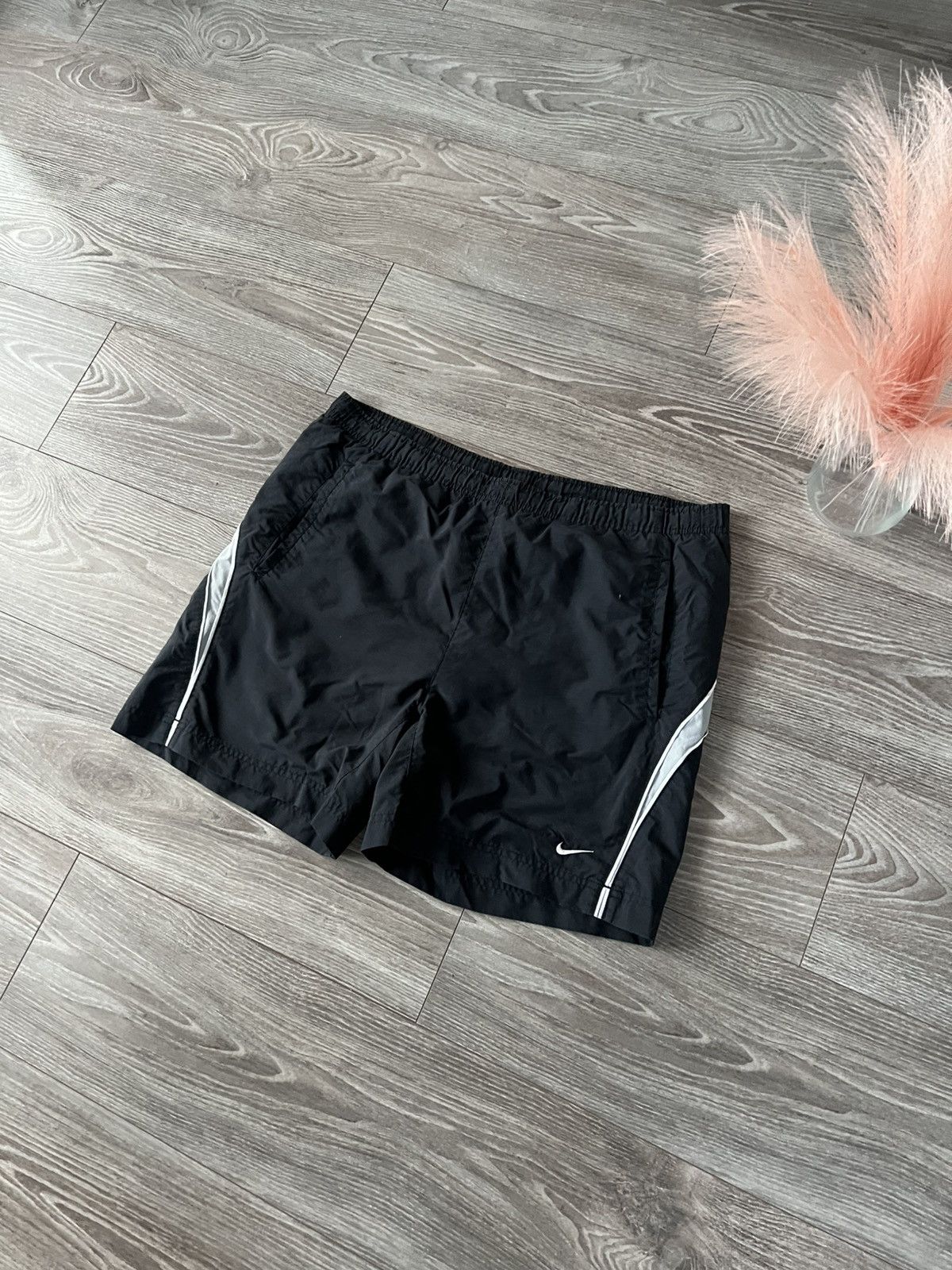 Nike × Vintage ‼️Vintage Nike Nylon Knited Swoosh Logo Shorts ‼️ Size US 36 / EU 52 - 2 Thumbnail