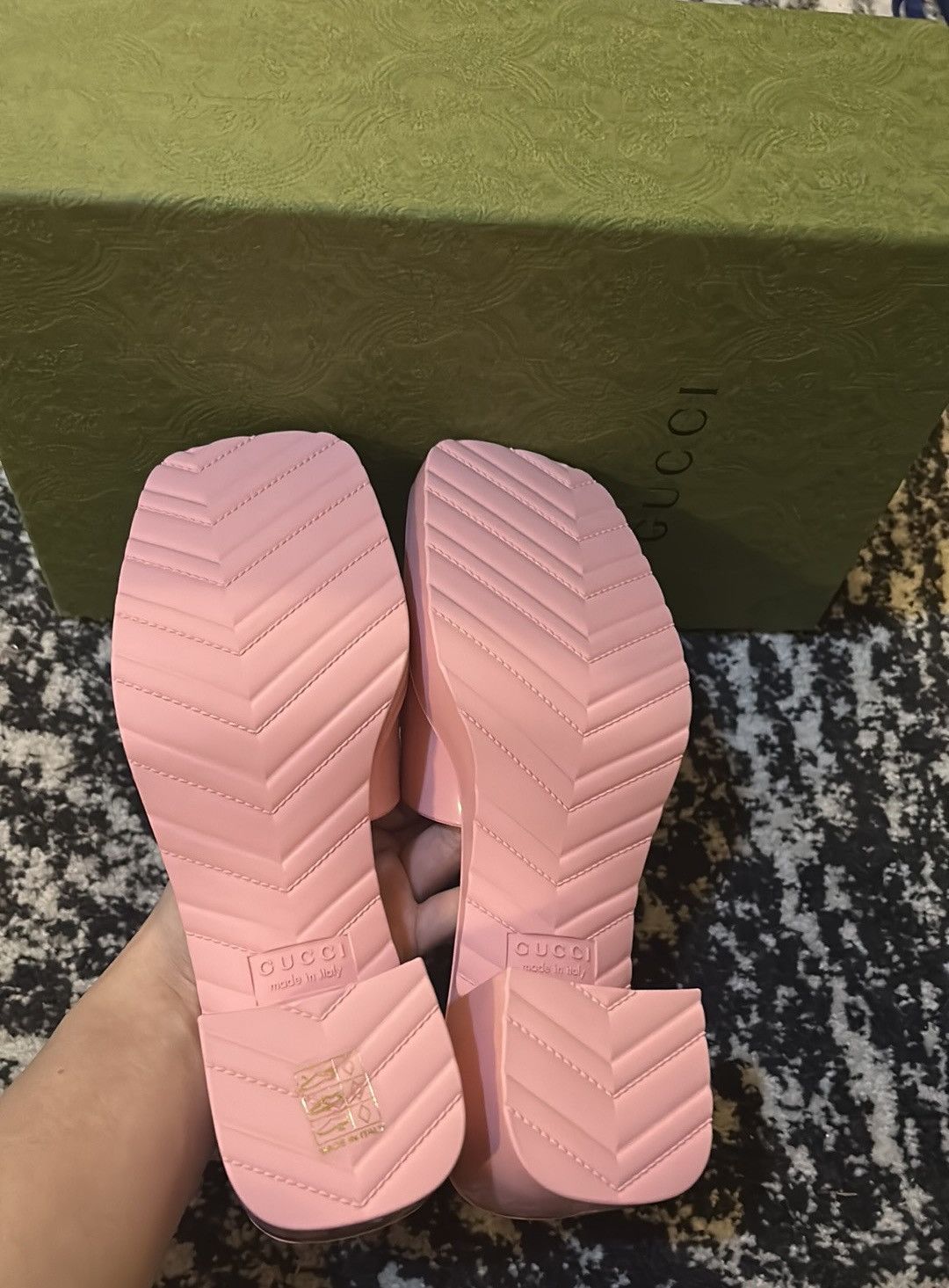 Gucci Gucci Rubber Logo Sandal Slipper Wild Rose size 37 Size US 7 / IT 37 - 4 Thumbnail
