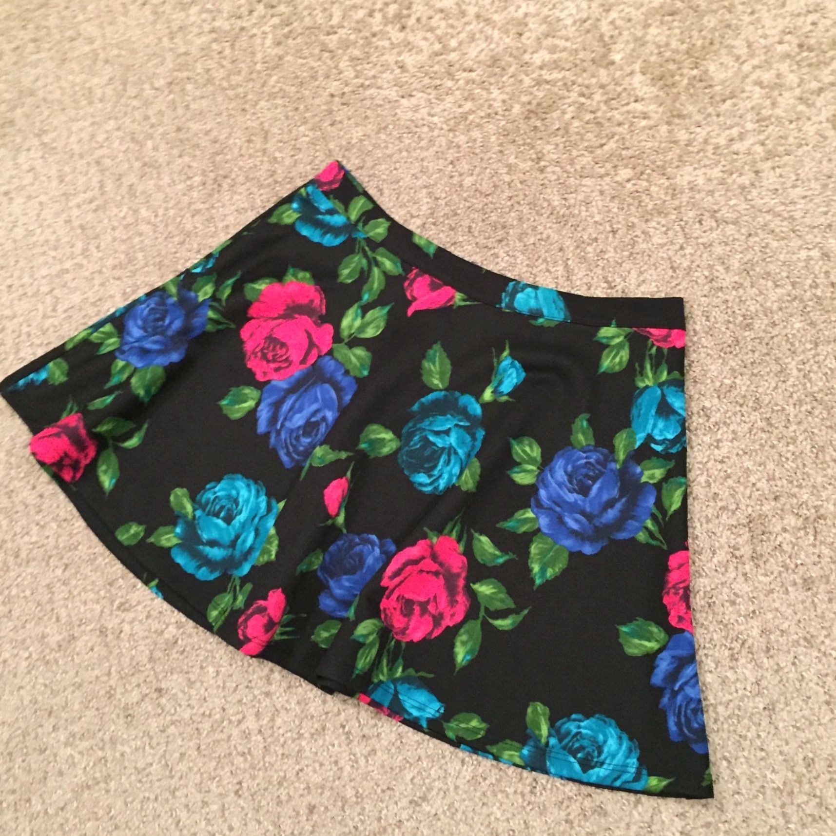 Forever 21 Forever 21 Skirt Medium Black Floral Flare Short Unlined Size 32" / US 10 / IT 46 - 2 Thumbnail