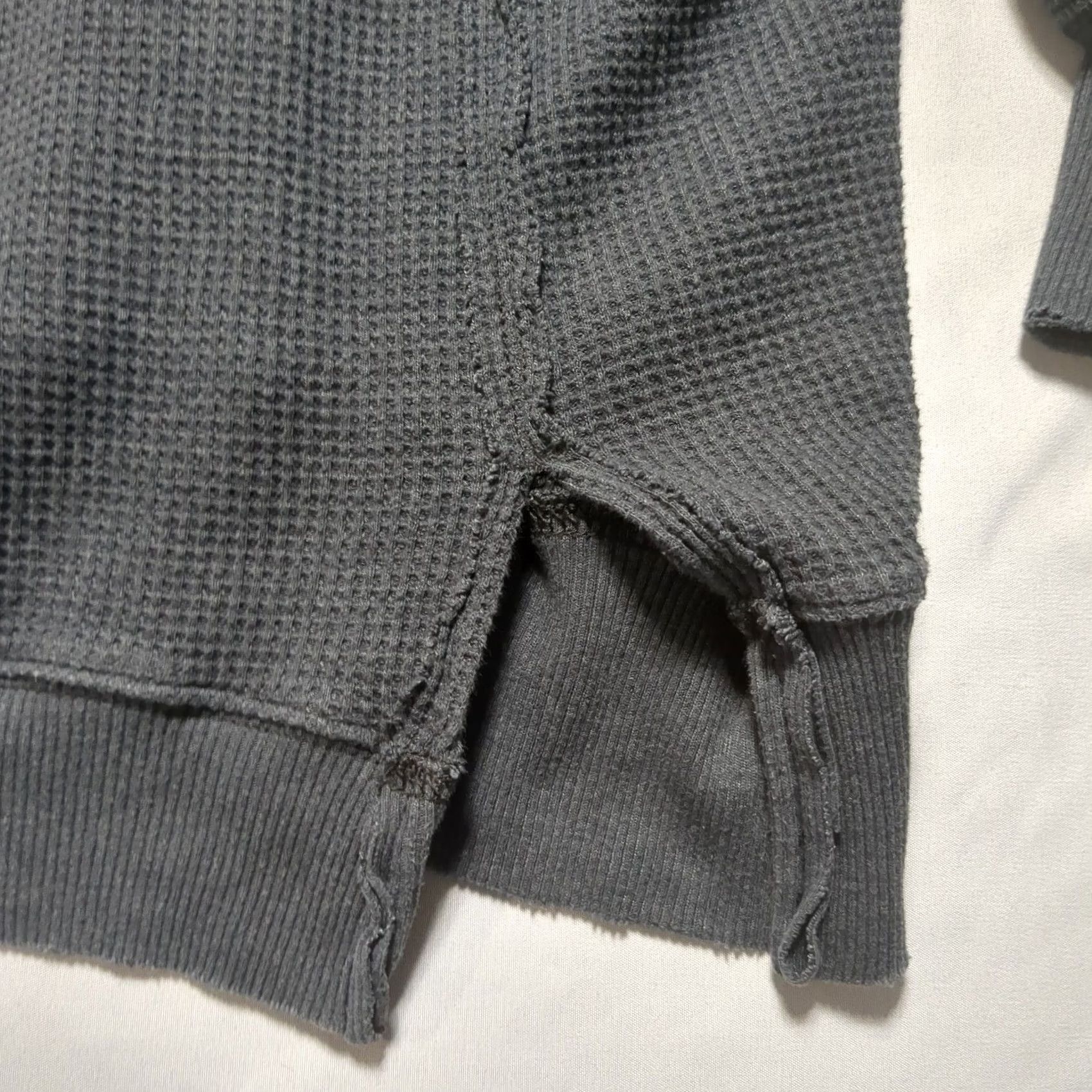 American Eagle Outfitters VINTAGE American Eagle Seriously Lived-In Waffle Knit Thermal Top Grey Small Oversized Size S / US 4 / IT 40 - 2 Thumbnail