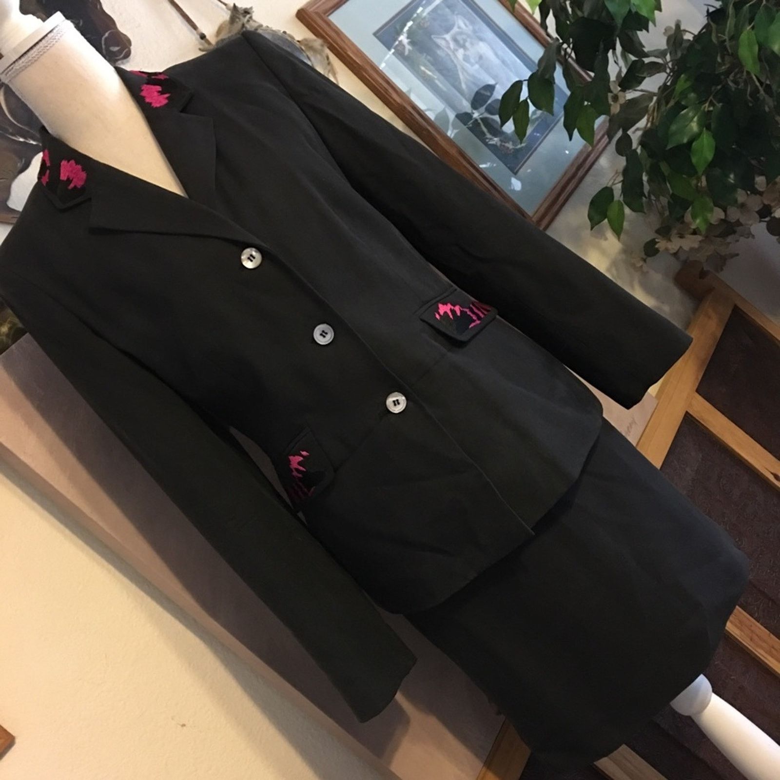 Other Milano black silk pink embroidery skirt suit Size M / US 6-8 / IT 42-44 - 2 Thumbnail
