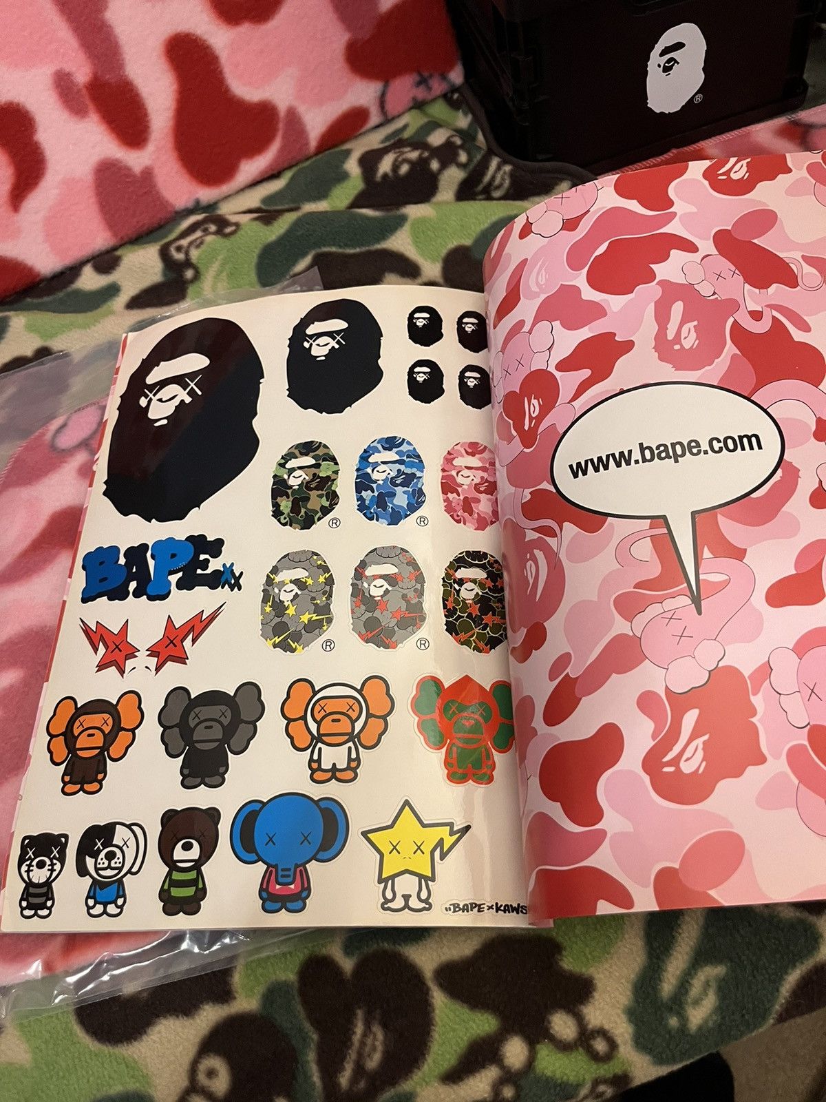 Bape × Kaws 2005 Bape Kaws Magazine + Fabric Size ONE SIZE - 4 Thumbnail