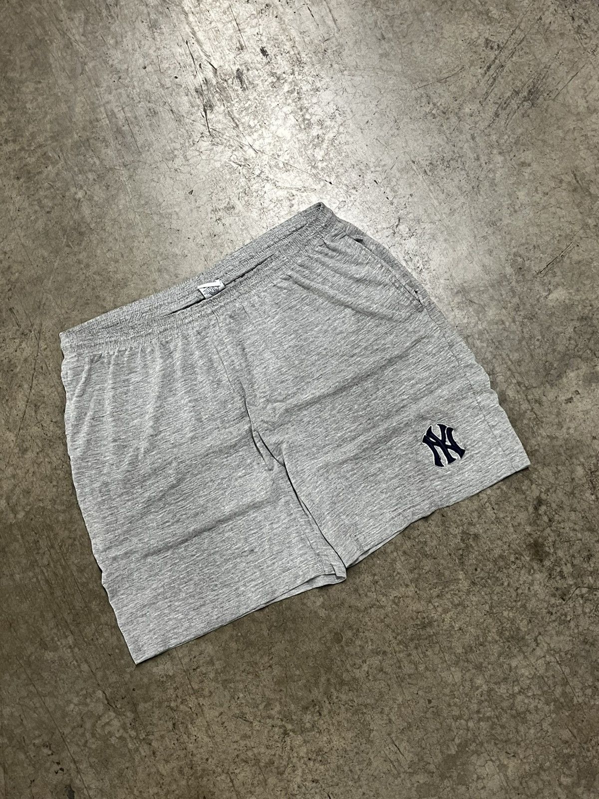 Vintage NY Yankees vintage shorts streetwear hype rare 90s y2k Size US 34 / EU 50 - 2 Thumbnail