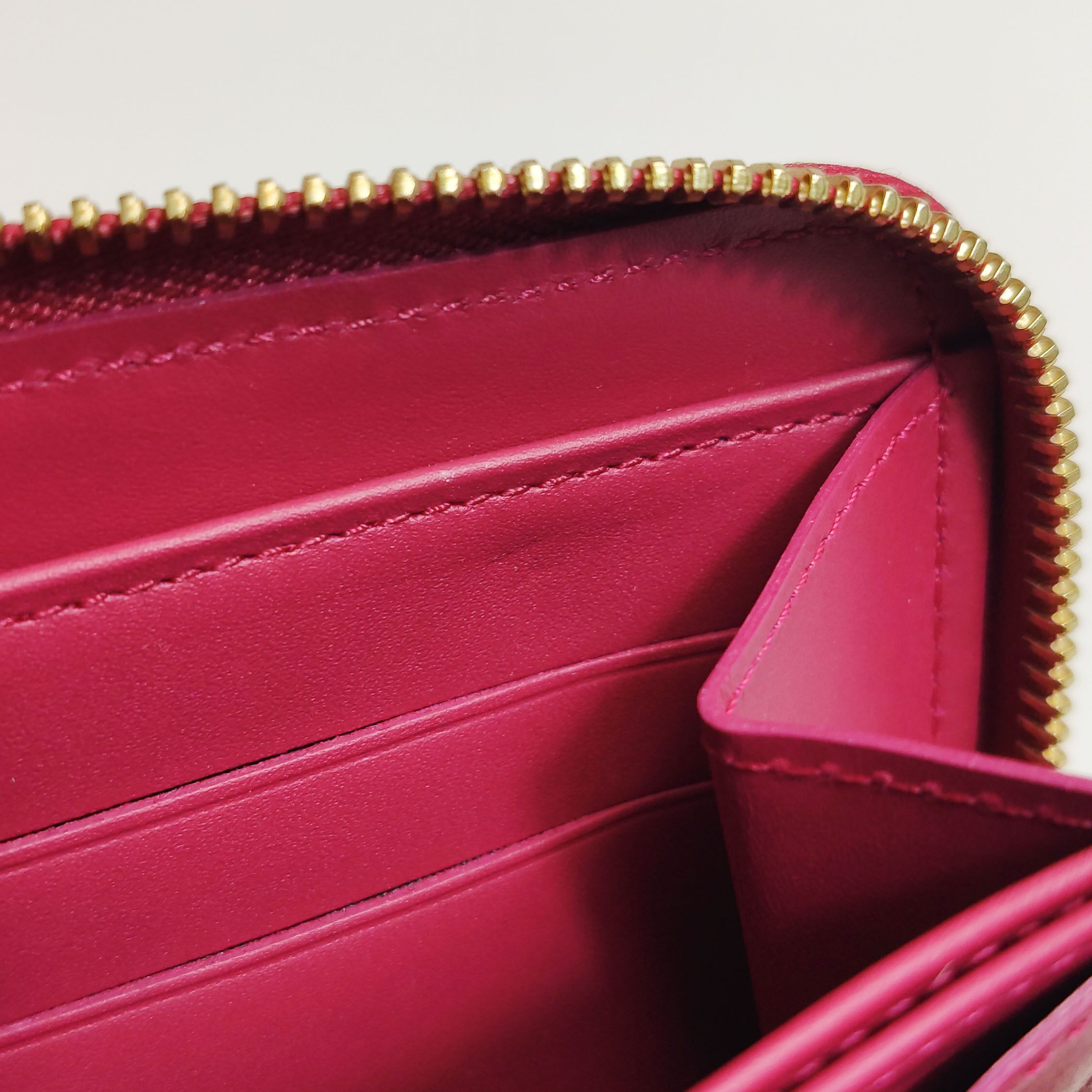 Louis Vuitton Louis Vuitton (LV) Zippy patent leather monogram embossed z Size ONE SIZE - 9 Thumbnail