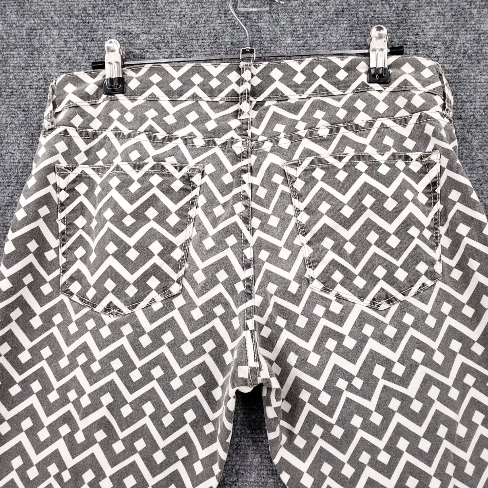 Gap Gap Jeans 1969 Mid-Rise Jegging Geometric Rinse Black White Denim Womens Size 27 Short Description: Vintage? No Size 27" / US 4 / IT 40 - 7 Thumbnail