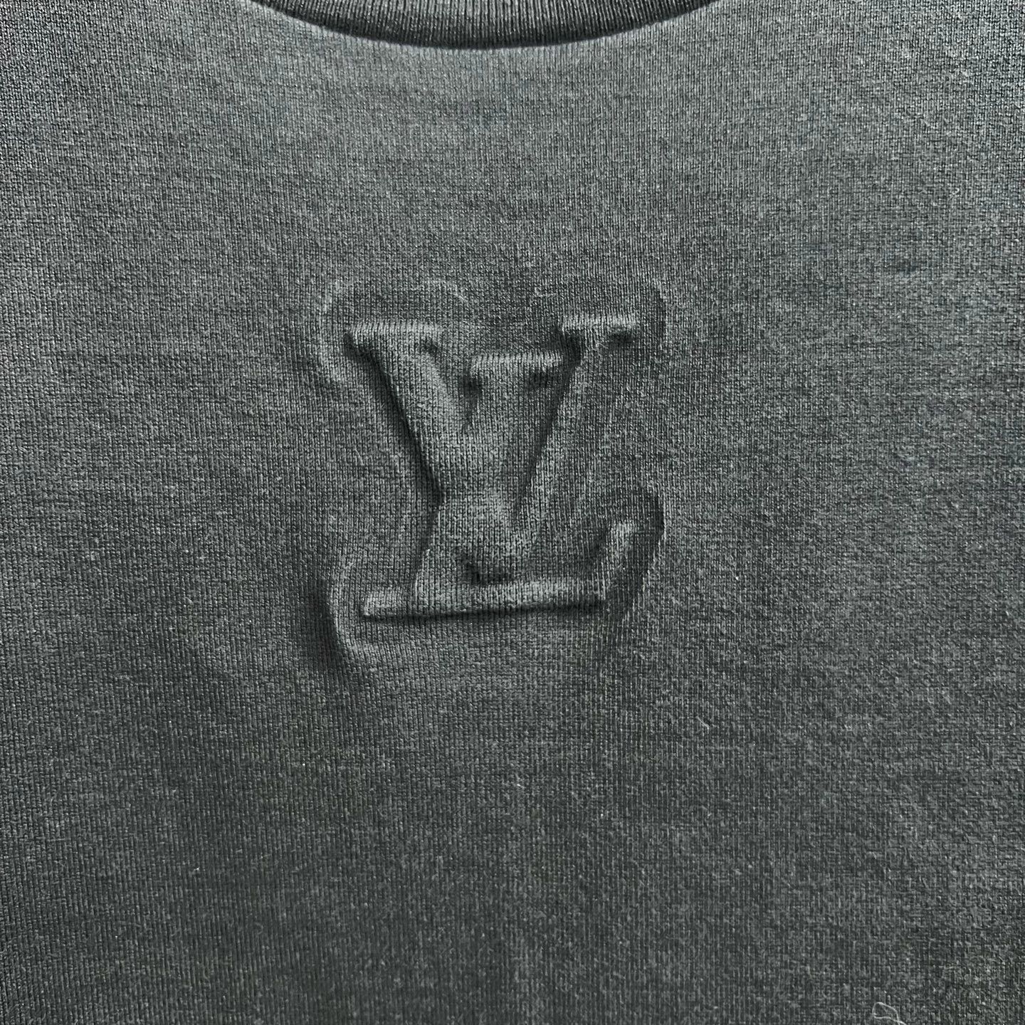 Louis Vuitton louis vuitton black logo short sleeve t-shirt Size US XL / EU 56 / 4 - 5 Thumbnail