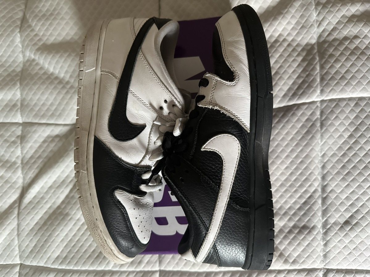 Nike Mens Nike SB dunks Yin & Yang Size US 10.5 / EU 43-44 - 2 Thumbnail