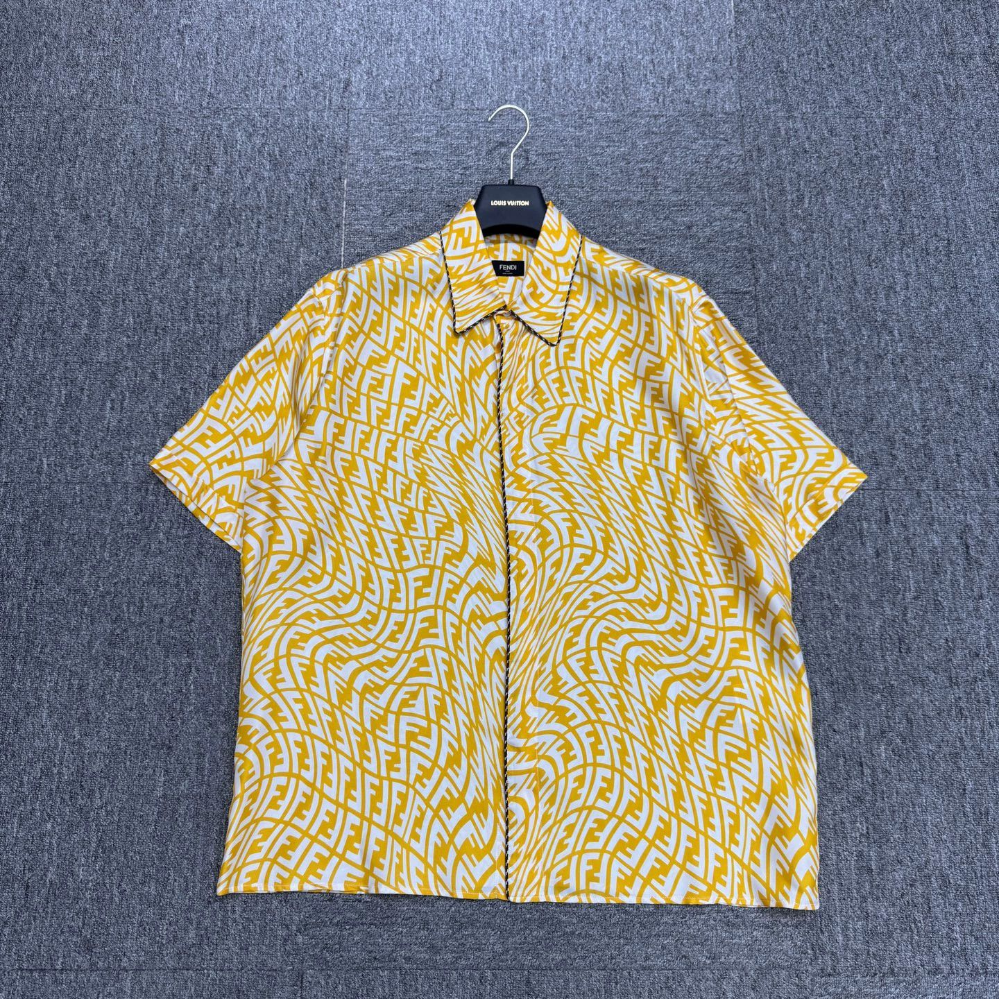 Fendi Fendi Twisted FF All Over Print Silk Short-Sleeve Shirt 41 Size US XS / EU 42 / 0 - 1 Thumbnail