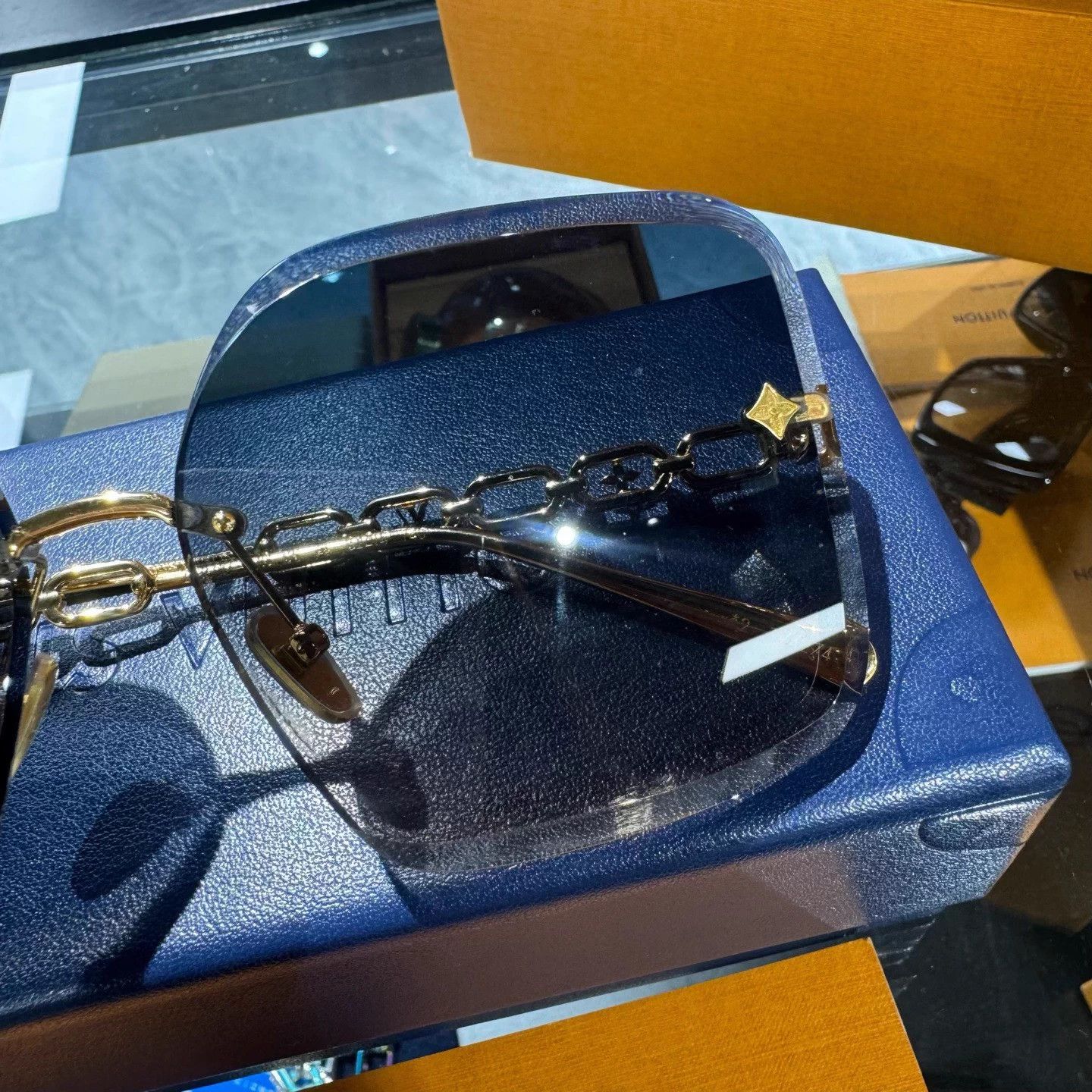 Louis Vuitton LV metal chain sunglasses 99 new full set Size ONE SIZE - 4 Thumbnail