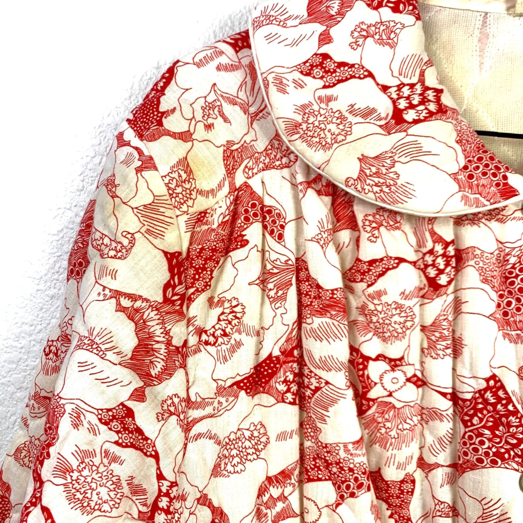 Vintage VINTAGE Mod Floral Red White Button Quilted Long Robe Size 18 Size ONE SIZE - 3 Thumbnail