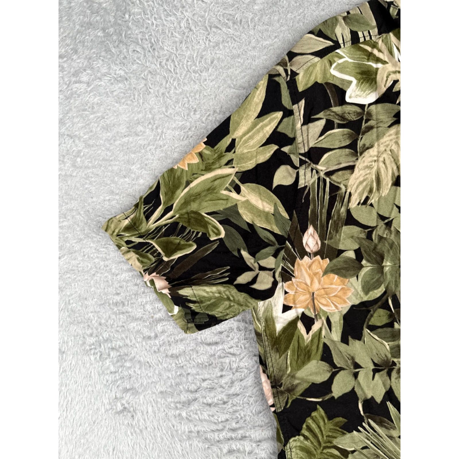 H&M H&M Shirt Men Black Floral Leaf Button-Up 100% Rayon Hawaiian L Adult Casual Shirt Size US L / EU 52-54 / 3 - 3 Thumbnail