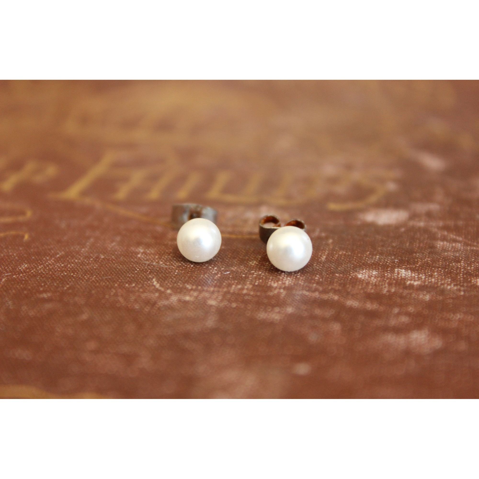 Vintage Vintage Earrings, White Faux Pearl Studs Size ONE SIZE - 3 Thumbnail